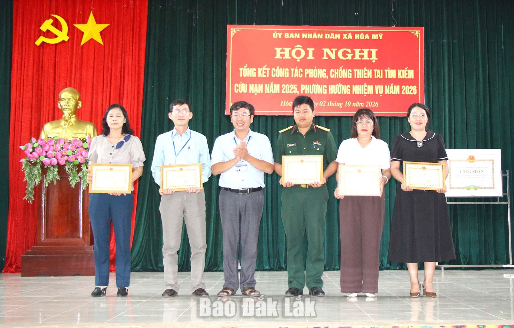 Chủ tịch UBND xã Hòa Mỹ Lê Chí Hoại tặng giấy khen cho các tập thể.