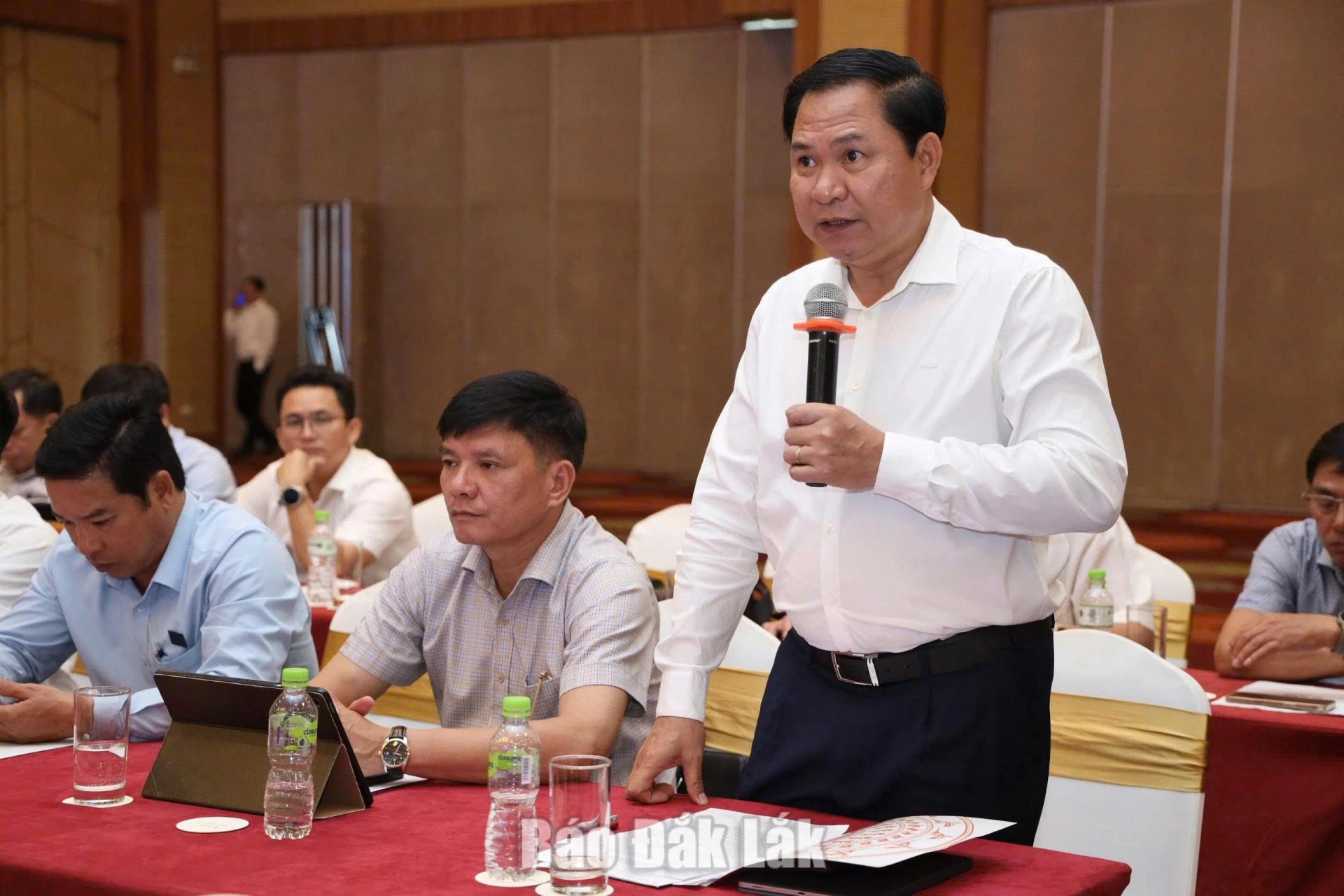 Đồng chí Phạm Tiến Hưng, Bí thư Đảng ủy, Chủ tịch HĐND xã Hòa Phú thảo luận tại hội nghị.