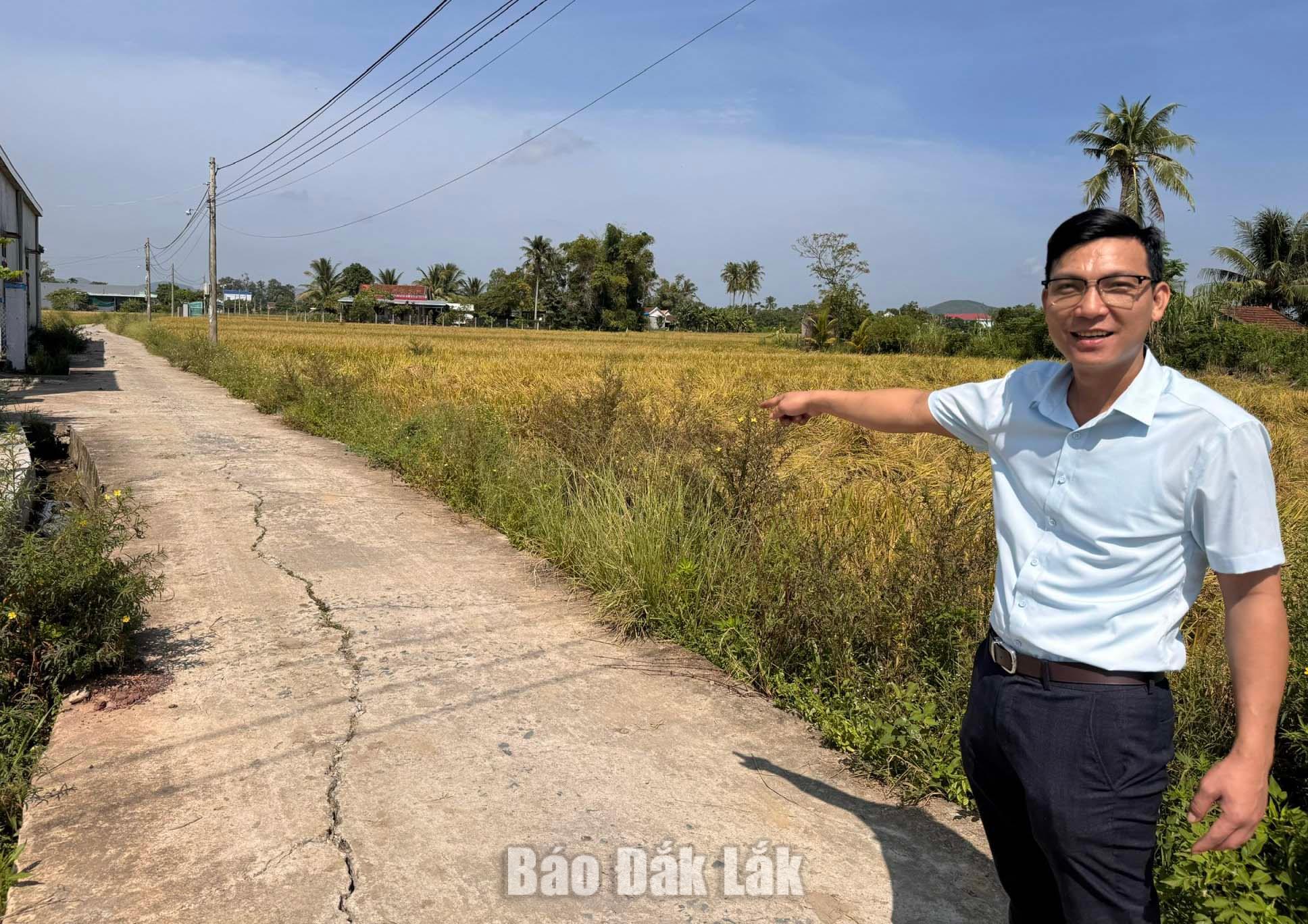 Anh Đoàn Vũ Thanh Hoàng (xã Hòa Mỹ) với tuyến đường bê tông từng được anh hỗ trợ kinh phí để xây dựng.