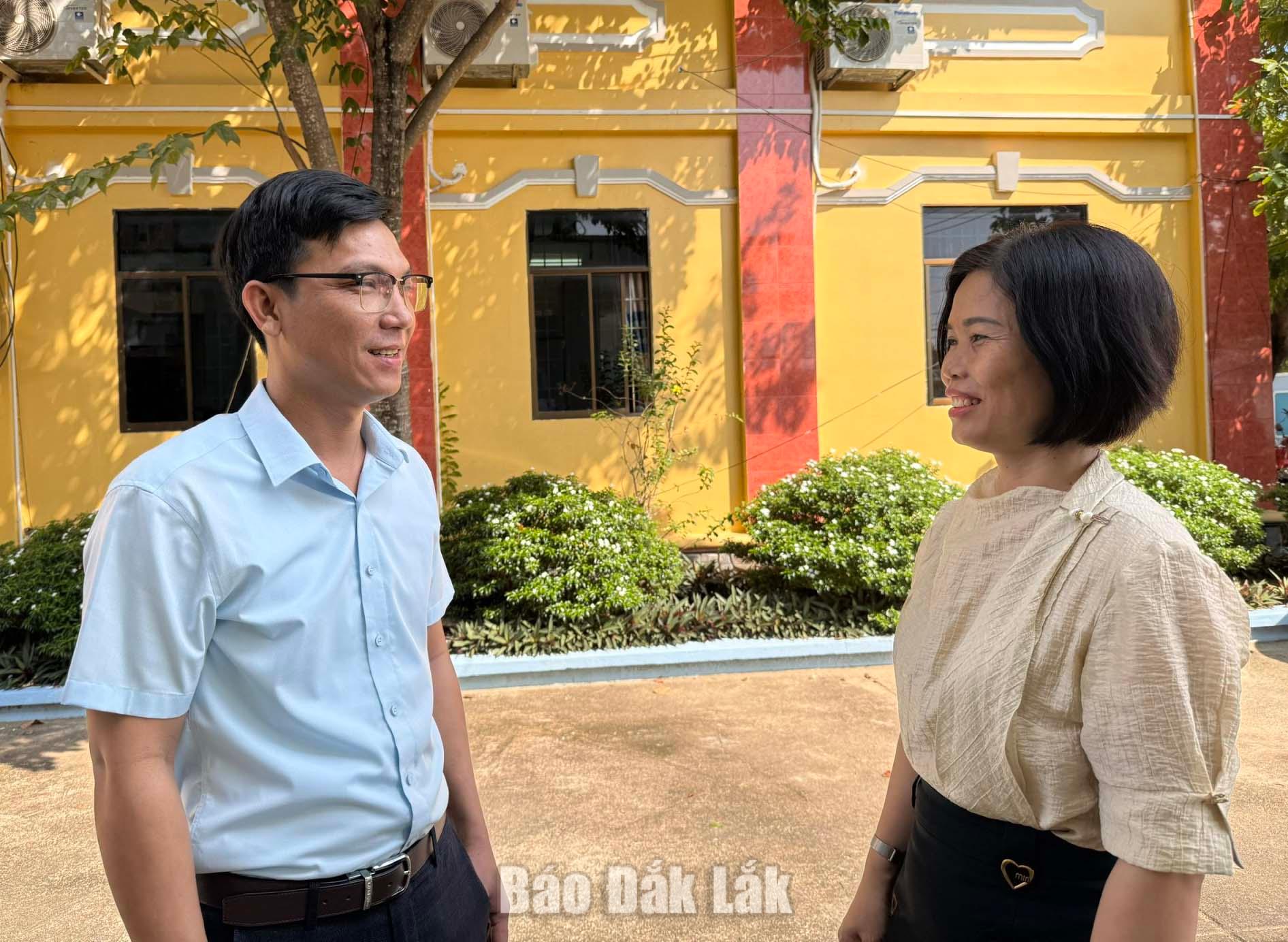 Anh Đoàn Vũ Thanh Hoàng trao đổi với Hiệu trưởng Trường Tiểu học Hòa Mỹ Huỳnh Thị Sương về việc hỗ trợ học sinh trong năm học 2026 - 2027.