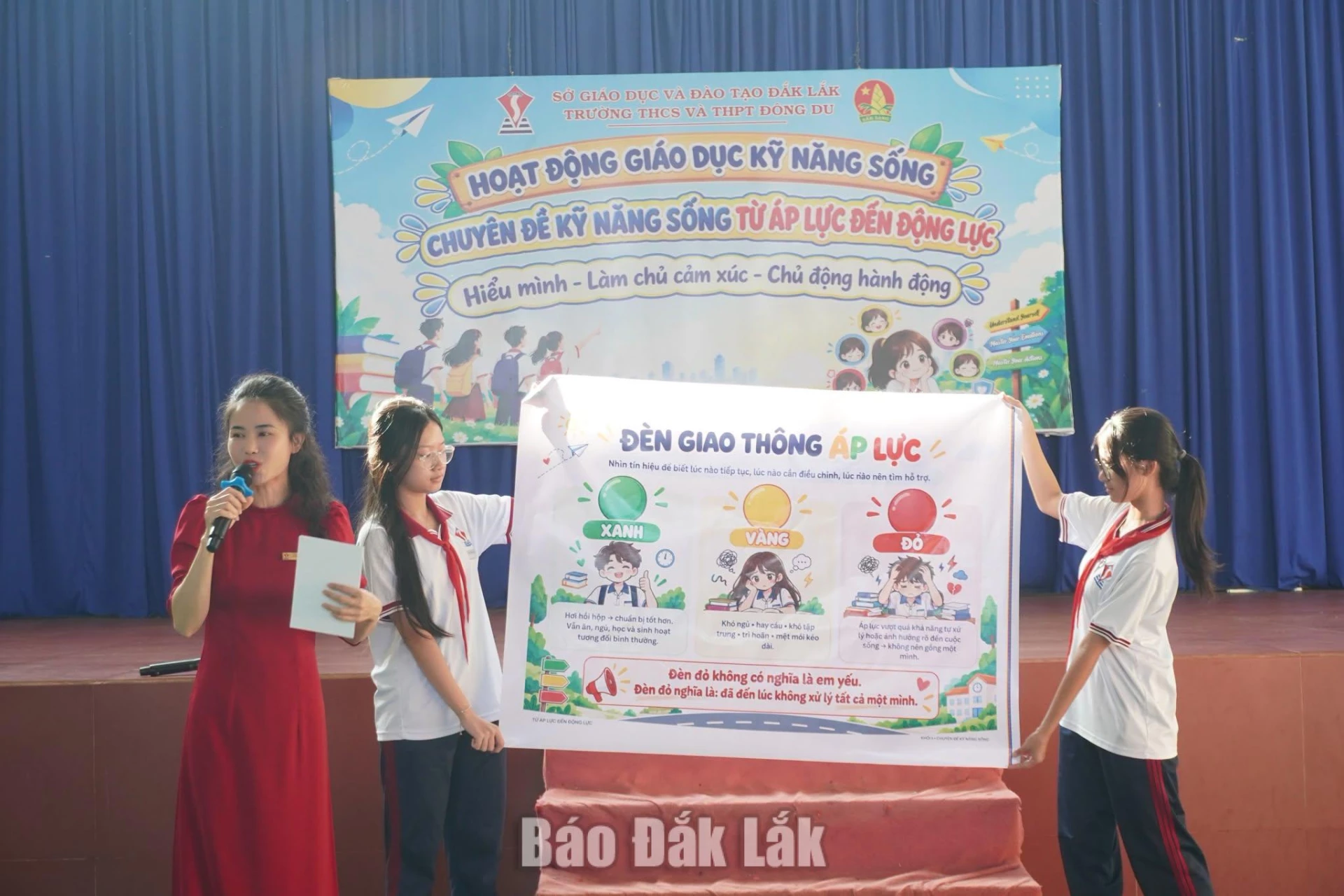 Học sinh Trường THCS và THPT Đông Du (phường Tân An) tham gia chuyên đề kỹ năng sống Từ áp lực đến động lực.