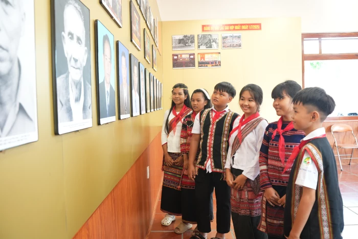 Học sinh Trường phổ thông Dân tộc nội trú Đồng Xuân tham quan Nhà truyền thống Di tích lịch sử cấp quốc gia địa điểm thành lập Chi bộ Đảng Cộng sản đầu tiên ở Phú Yên.
