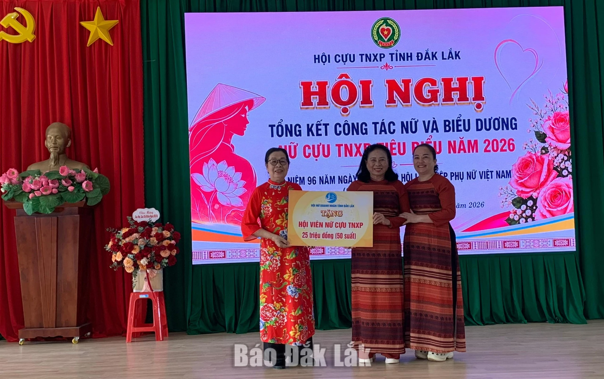 Hội Nữ doanh nhân tỉnh Đắk Lắk trao bảng tượng trưng hỗ trợ kinh phí cho nữ cựu TNXH có hoàn cảnh khó khăn của tỉnh.