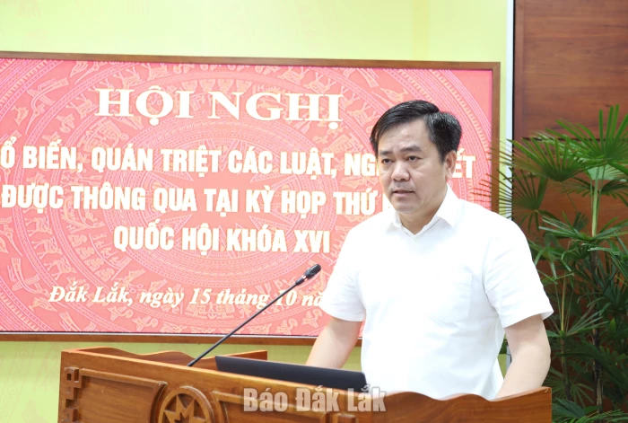 đồng chí Nguyễn Minh Huấn, Tỉnh ủy viên, Giám đốc Sở Tư pháp phát biểu tại hội nghị.
