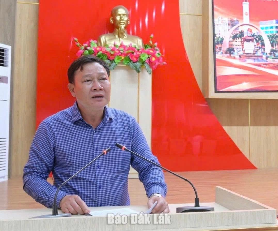 Đồng chí Trần Phú Hùng, Ủy viên Ban Thường vụ Tỉnh ủy, Bí thư Đảng ủy, Chủ tịch HĐND phường Buôn Ma Thuột phát biểu tại hội nghị.