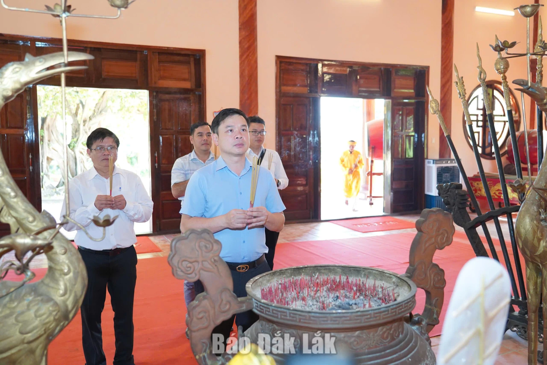 Các đại biểu thành kính dâng hương tri ân danh nhân Lương Văn Chánh.