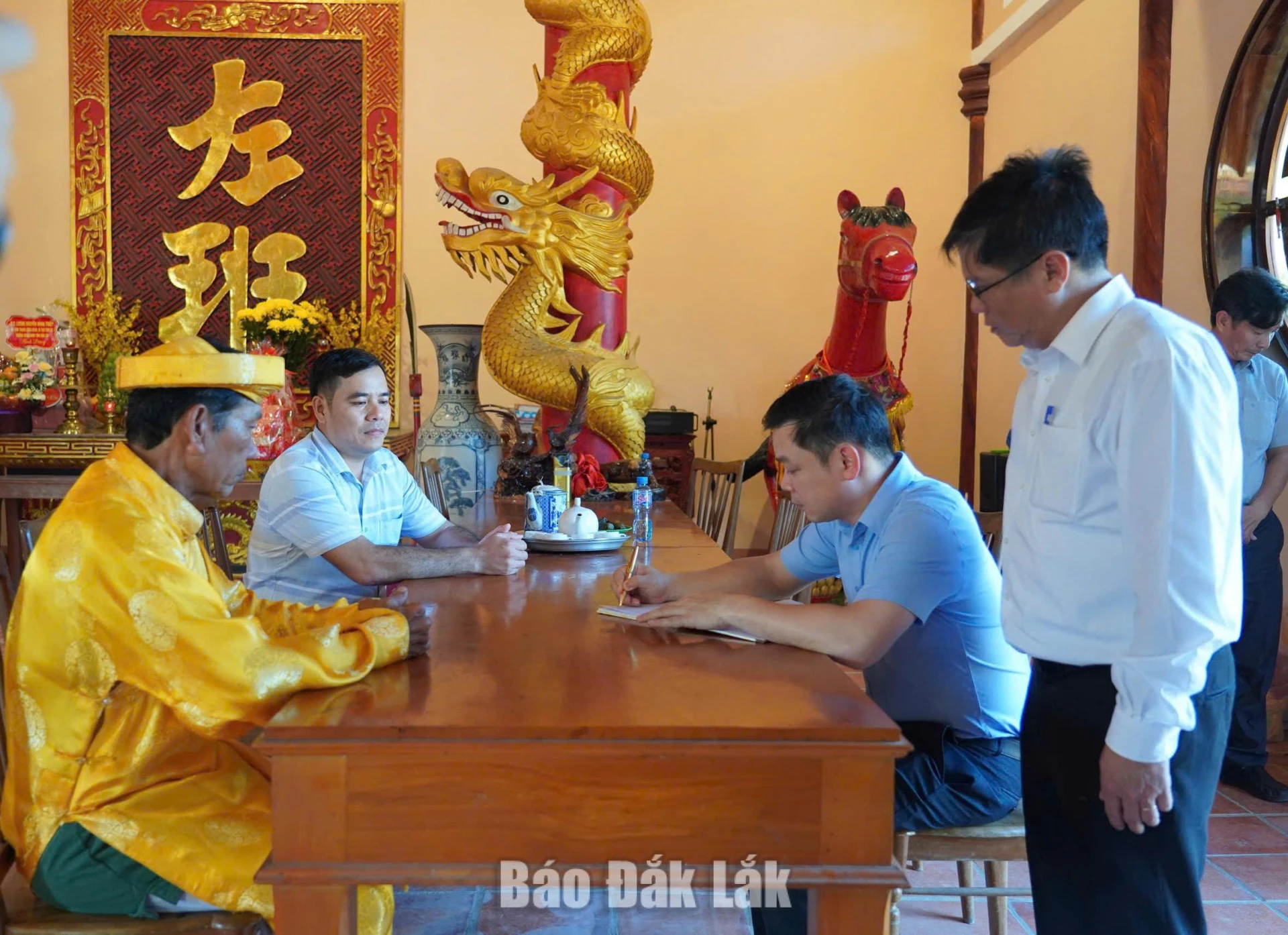 Chủ tịch UBND tỉnh Đỗ Hữu Huy đã lưu bút vào sổ vàng tại Đền thờ danh nhân Lương Văn Chánh.