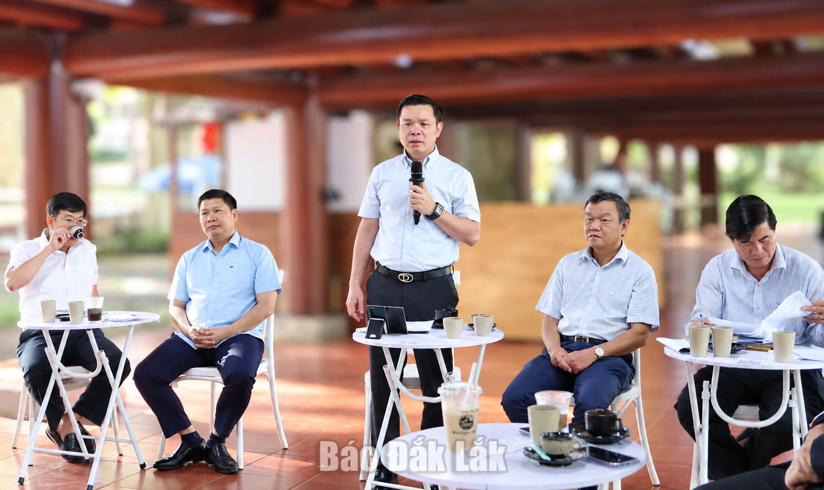 Lãnh đạo tỉnh Đắk Lắk và các sở, ngành tham dự Chương trình Cà phê doanh nhân.