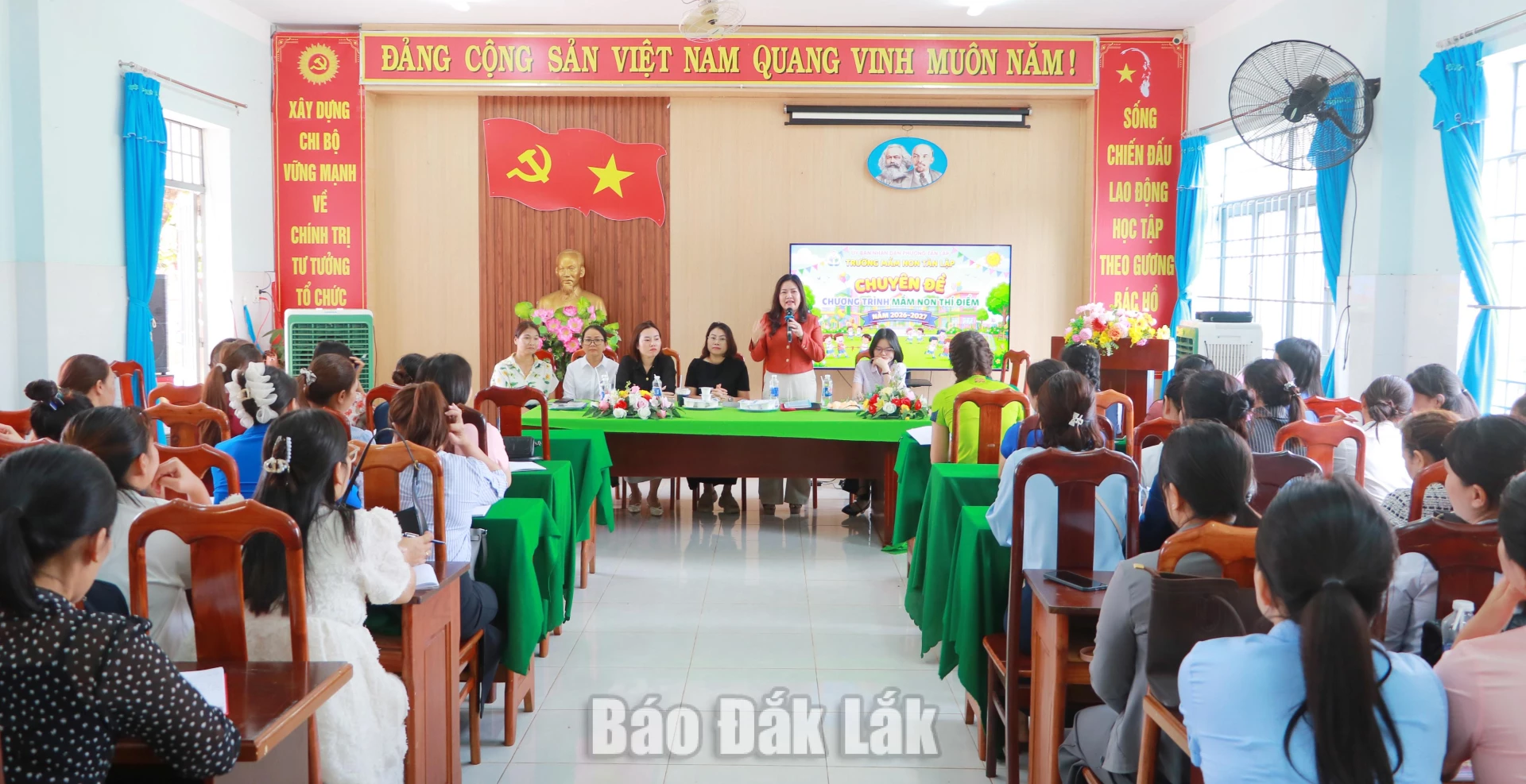 Đại diện Sở Giáo dục và đào tạo nhận xét, đánh giá tiết học.