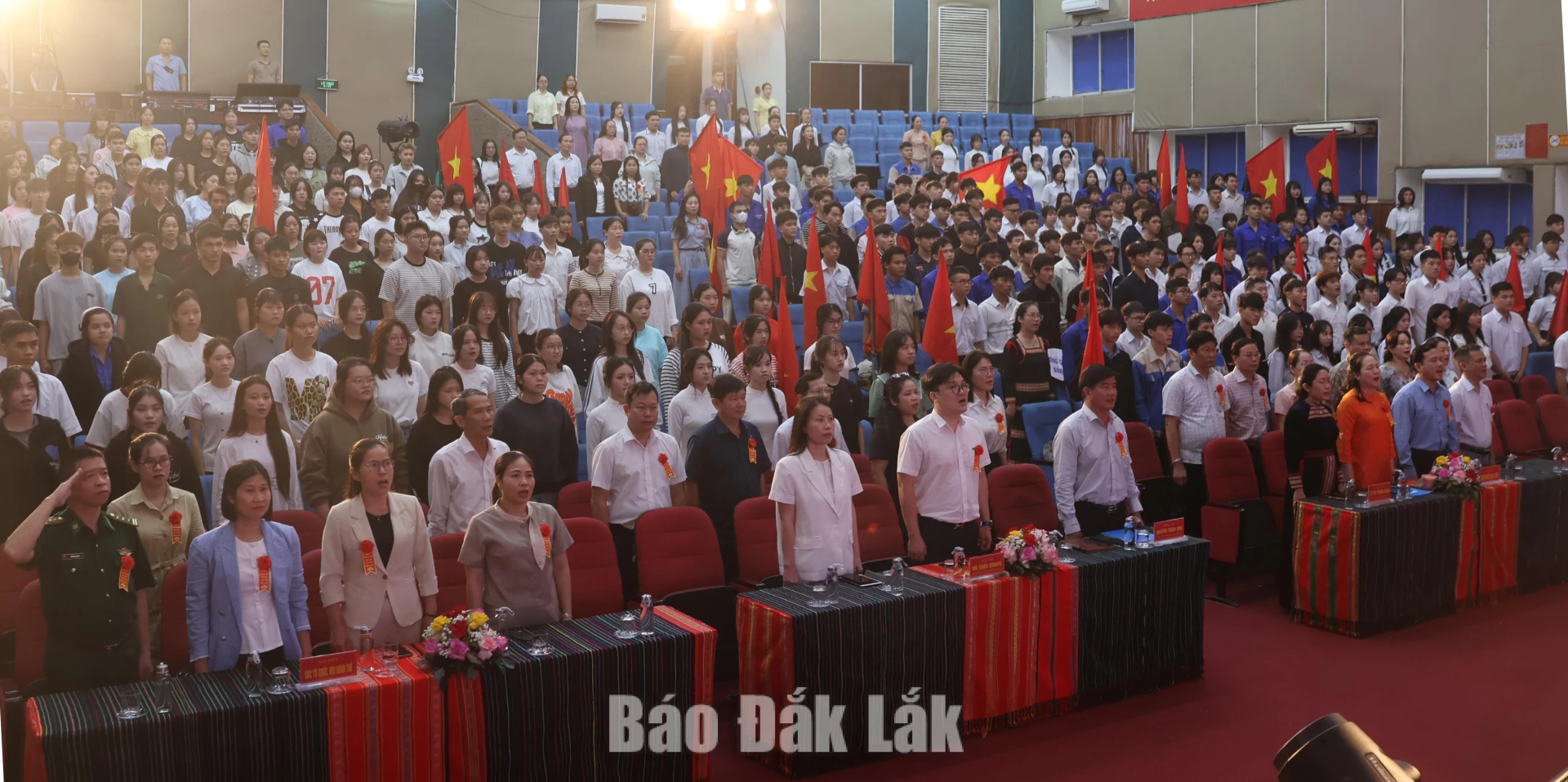 Các đại biểu tham dự buổi lễ.