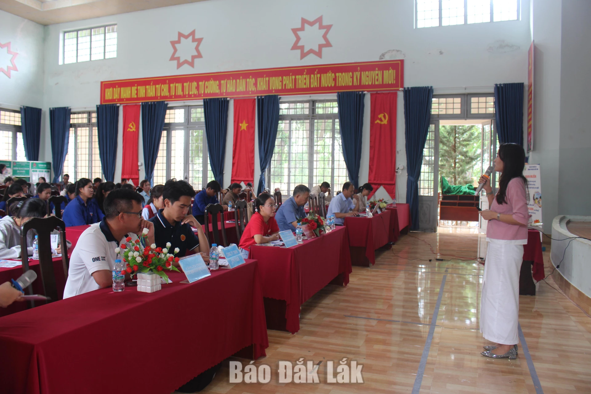 Trung tâm DVVL tỉnh Đắk Lắk tổ chức tuyên truyền, tư vấn nghề nghiệp cho thanh niên xã Ea Khal.
