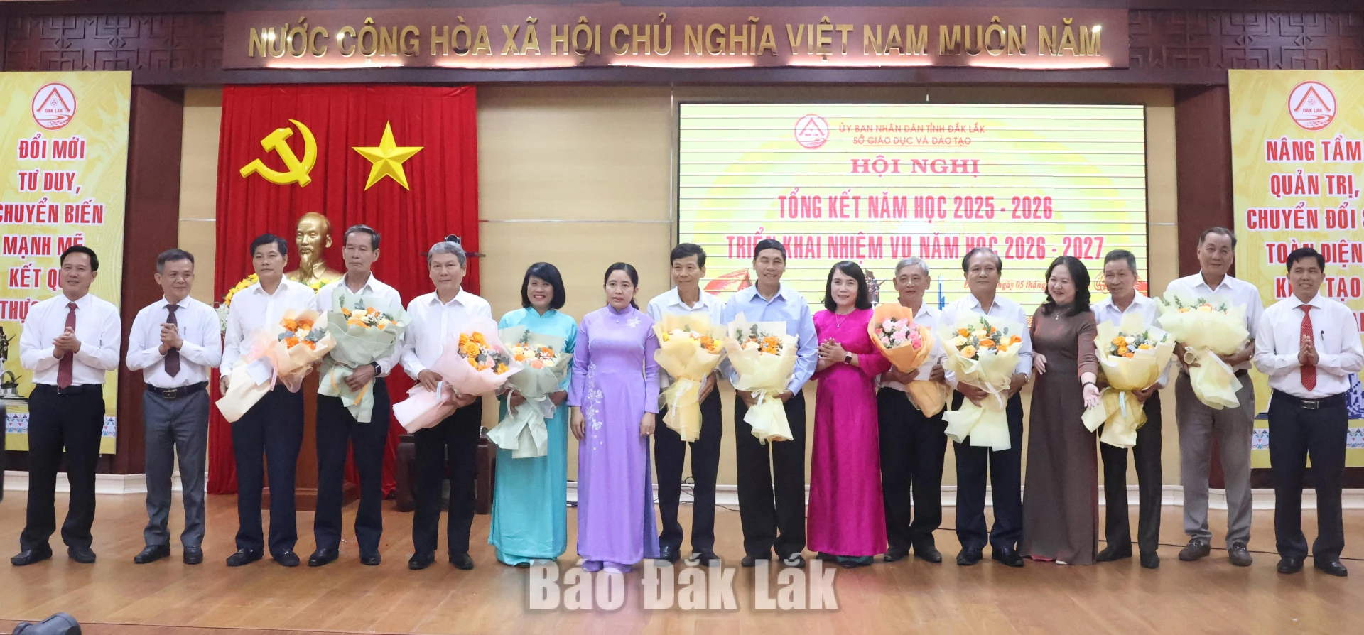 Lãnh đạo Sở GD&ĐT tặng hoa tri ân các công chức, viên chức, quản lý nghỉ hưu.