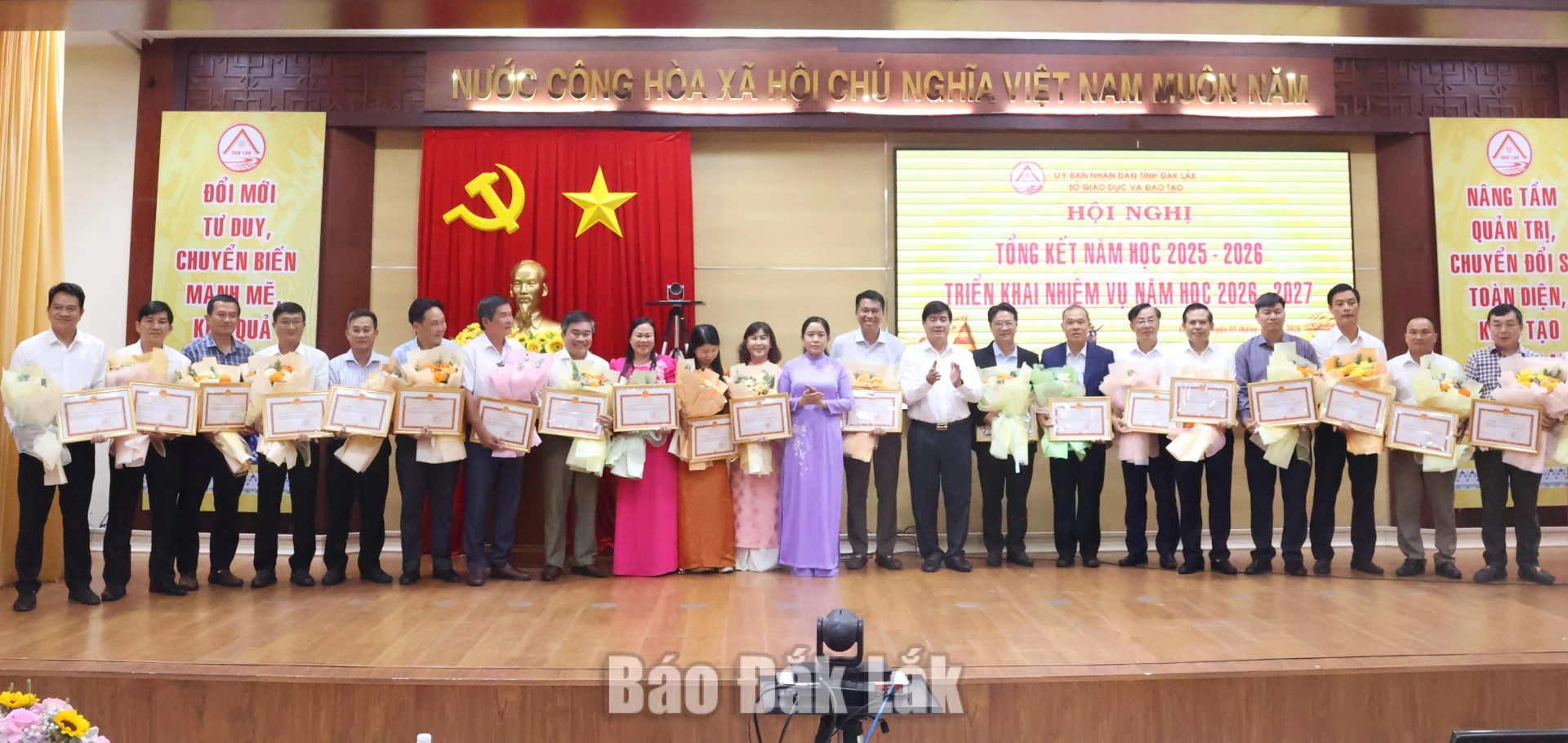 Phó Chủ tịch UBND tỉnh Nguyễn Thiên Văn và Giám đốc Sở GD&ĐT Lê Thị Thanh Xuân tặng bằng khen UBND tỉnh tặng các tập thể.