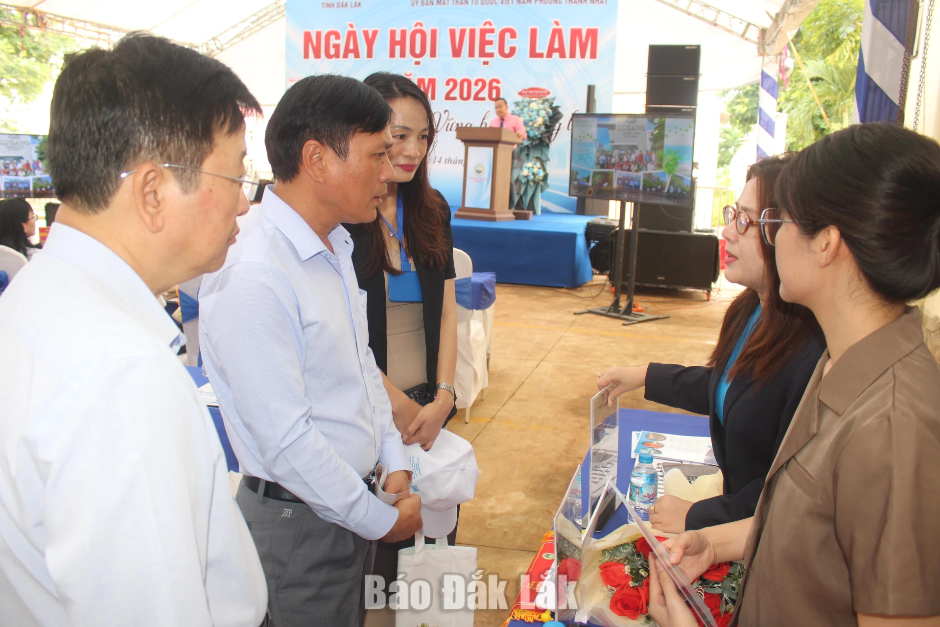 Lãnh đạo Trung tâm DVVL tỉnh Đắk Lắk trao đổi với doanh nghiệp tuyển dung lao động làm việc ở nước ngoài theo hợp đồng tại Ngày hội việc làm năm 2026 được tổ chức tại phường Thành Nhất.