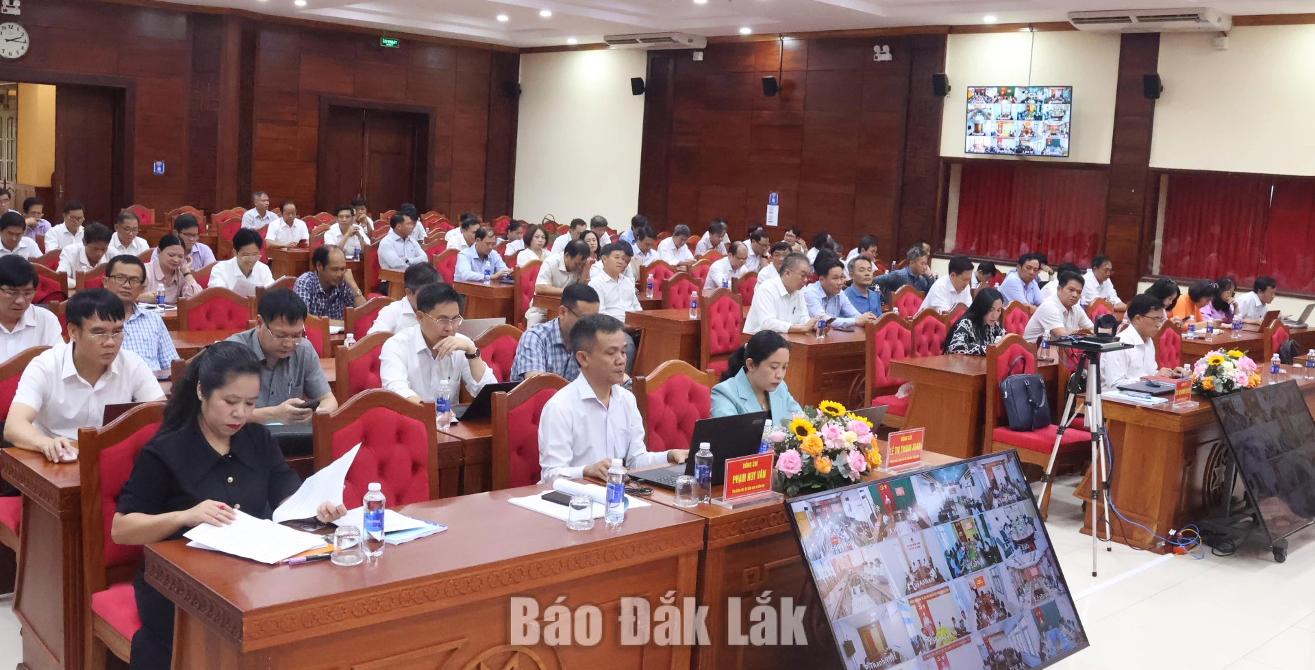 Các đại biểu tham dự hội nghị.