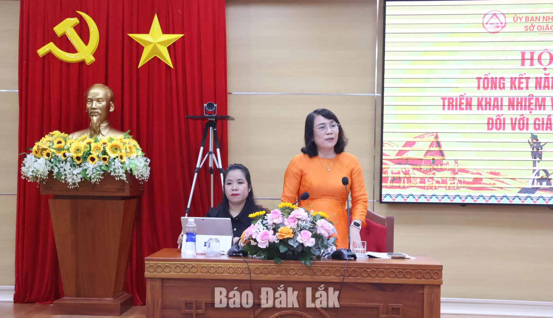 Đại biểu chủ trì nội dung thảo luận chuyên môn nâng cao chất lượng giáo dục phổ thông.