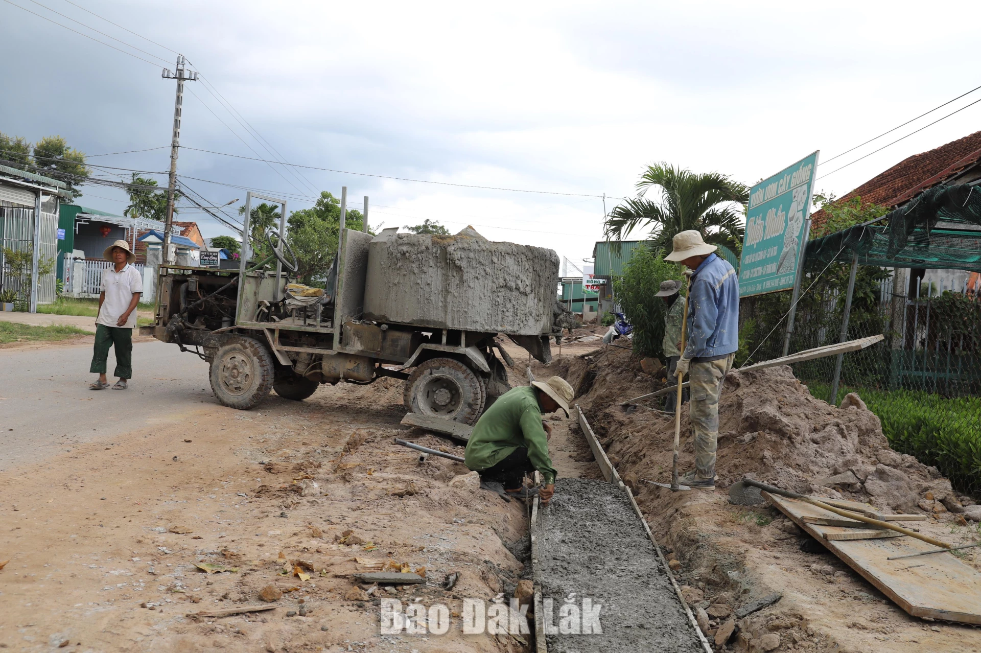Một số tuyến đường giao thông trên địa bàn xã Ea Păl được đầu tư, nâng cấp nhằm tạo thuận lợi cho người dân đi lại.
