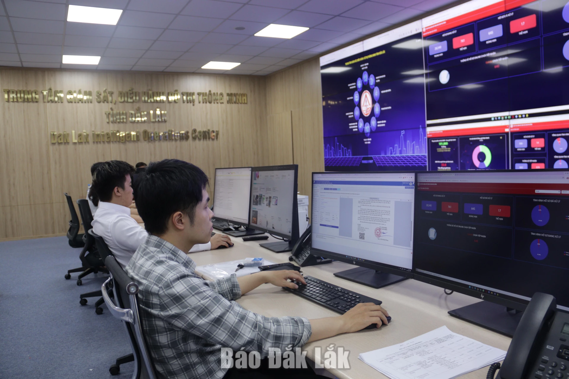 Giám sát các dịch vụ dựa trên hệ thống dự liệu tại Trung tâm Giám sát, điều hành đô thị thông minh tỉnh. 