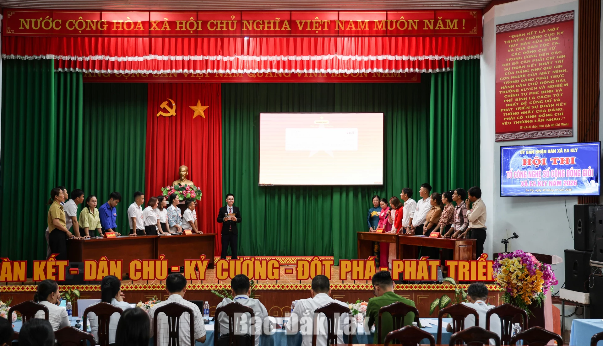 Các đội tranh tài trong phần thi Xử lý tình huống.