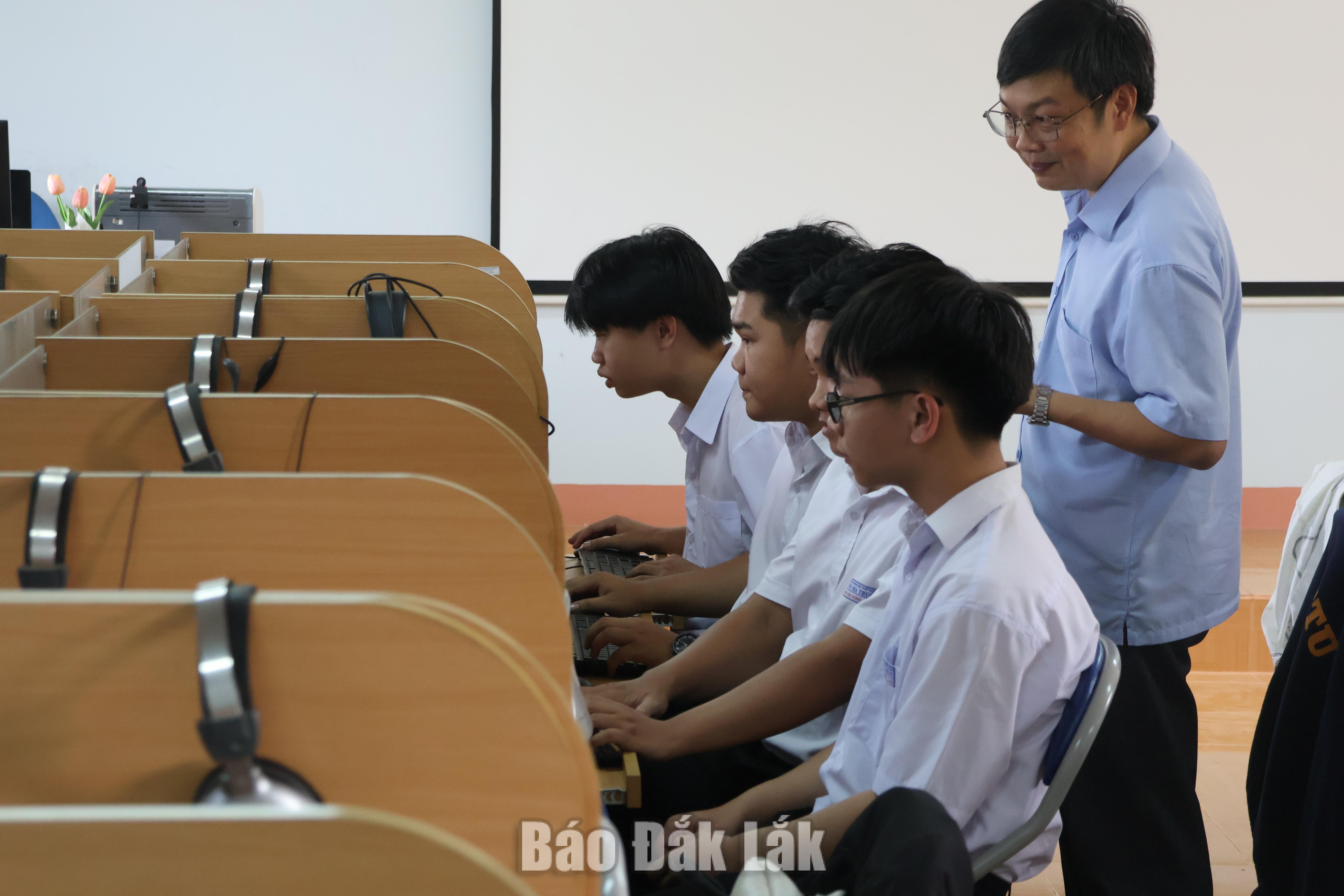 Ở cấp THCS, THPT, nhà trường được tổ chức kiểm tra, đánh giá định kỳ trên máy tính