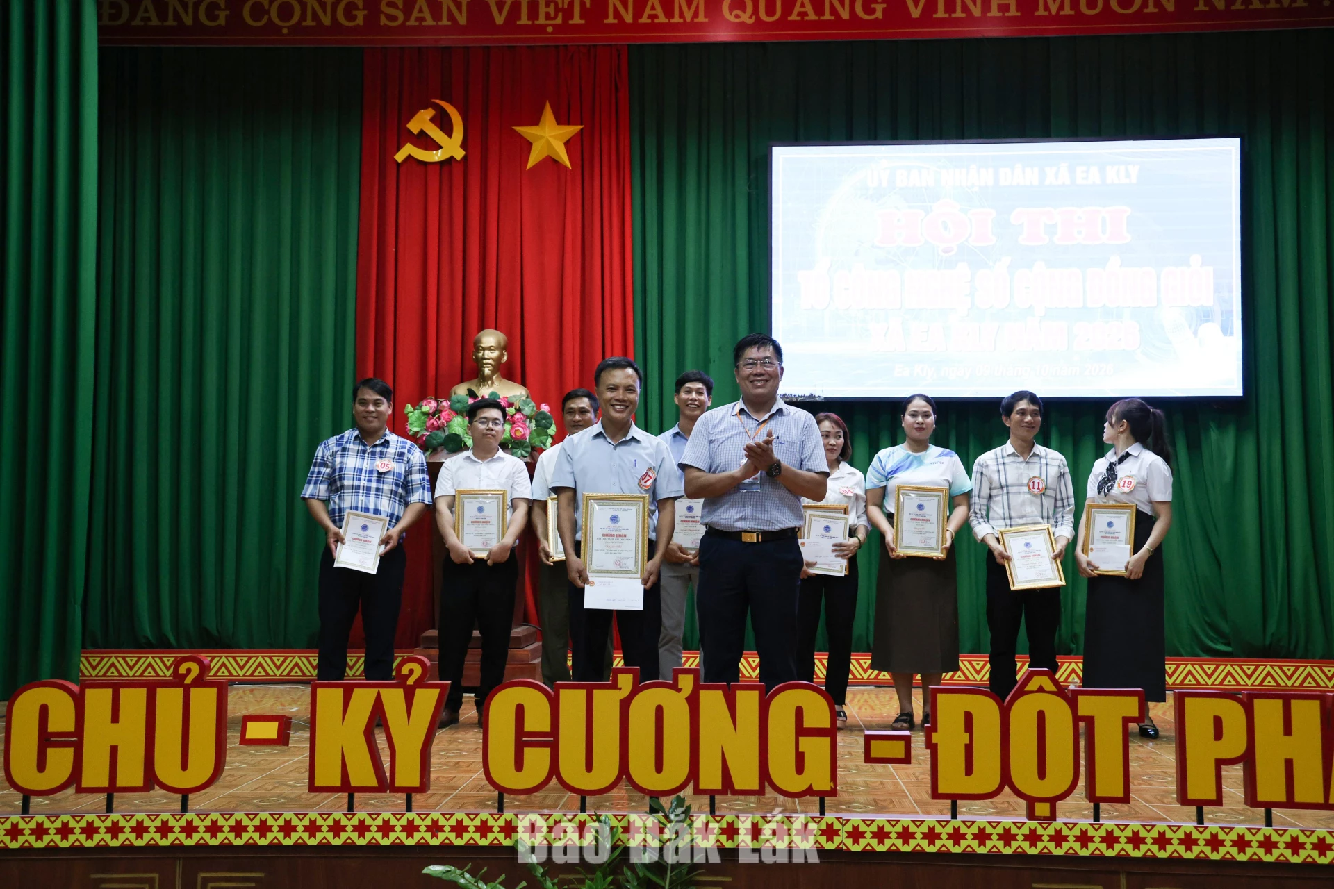 Phó Chủ tịch UBND xã Ea Kly Nguyễn Văn Nam trao giải Nhất cho đội thi thôn Phúc Cường.