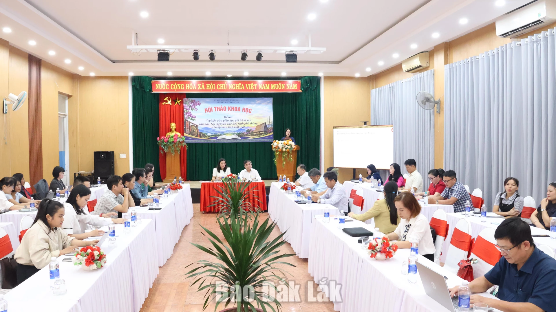 Các đại biểu tham dự hội thảo.