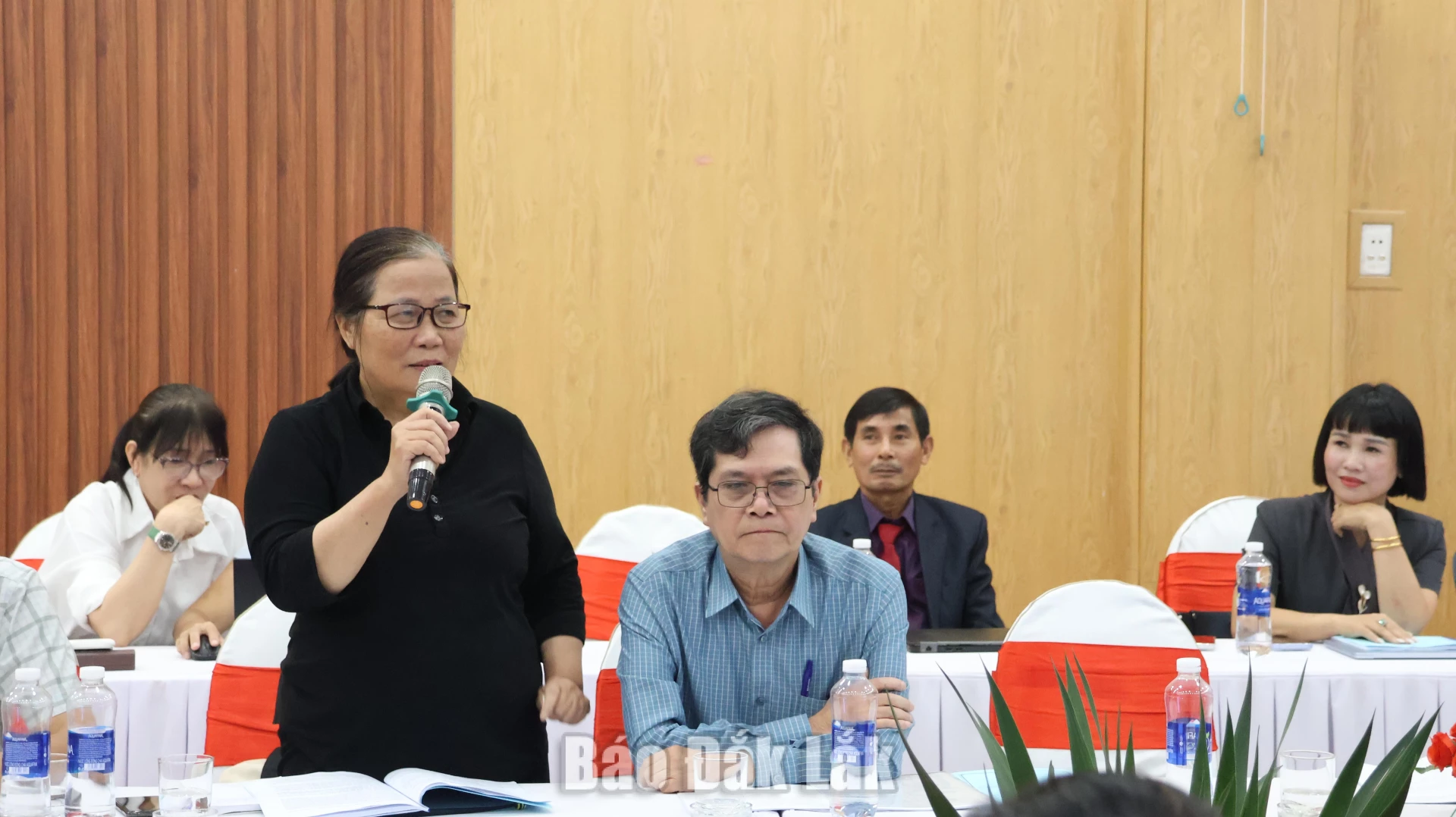 Tiến sĩ Lương Thanh Sơn, Nguyên Giám đốc Bảo tàng Đắk Lắk trình bày ý kiến tại hội thảo.