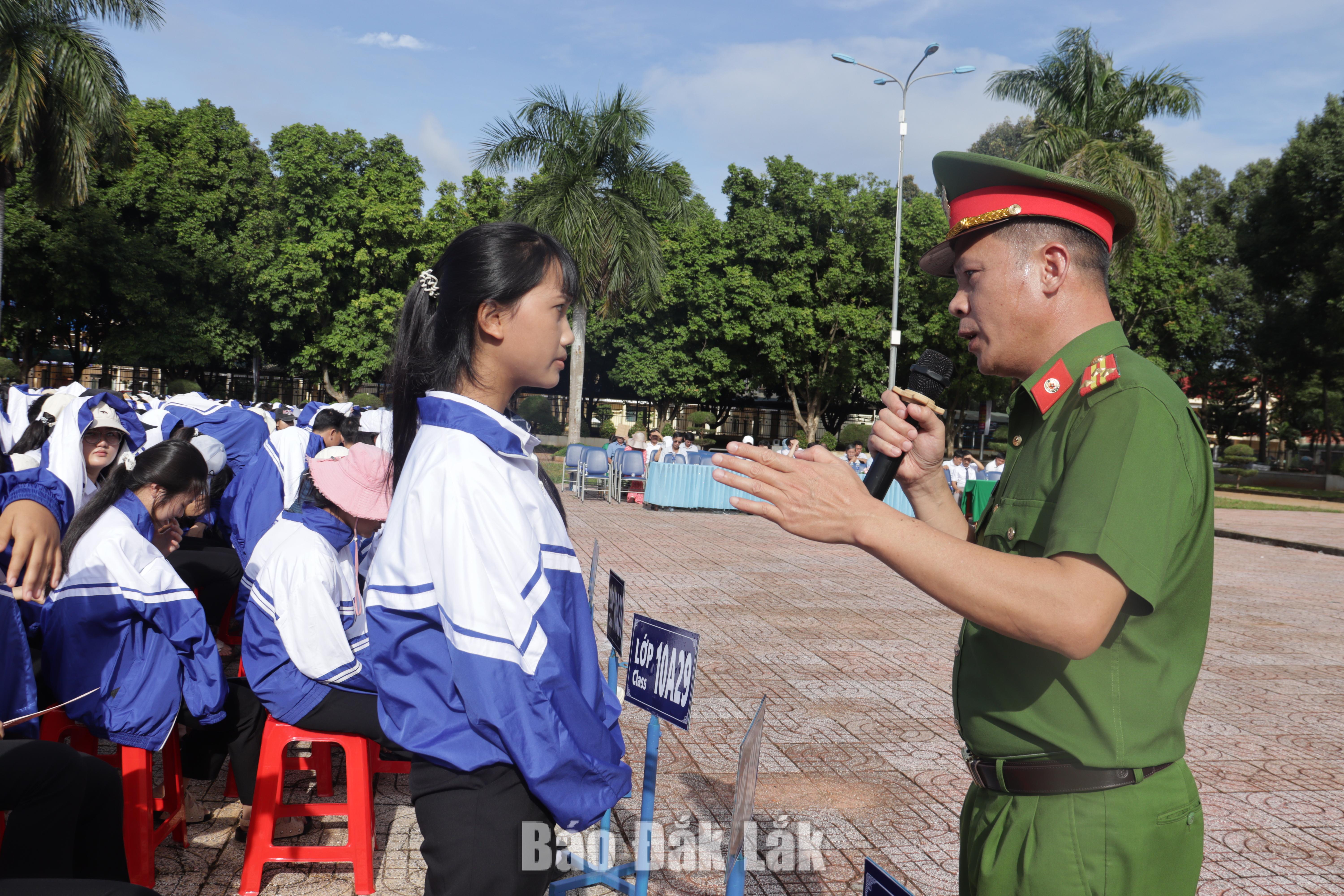 Thượng tá Lê Hồng Nhật, Trưởng Công an xã Quảng Phú tuyên truyền về kỹ năng bảo đảm an toàn thông tin không gian mạng cho học sinh Trường THPT Cư Mgar. Ảnh: Đ. Lan