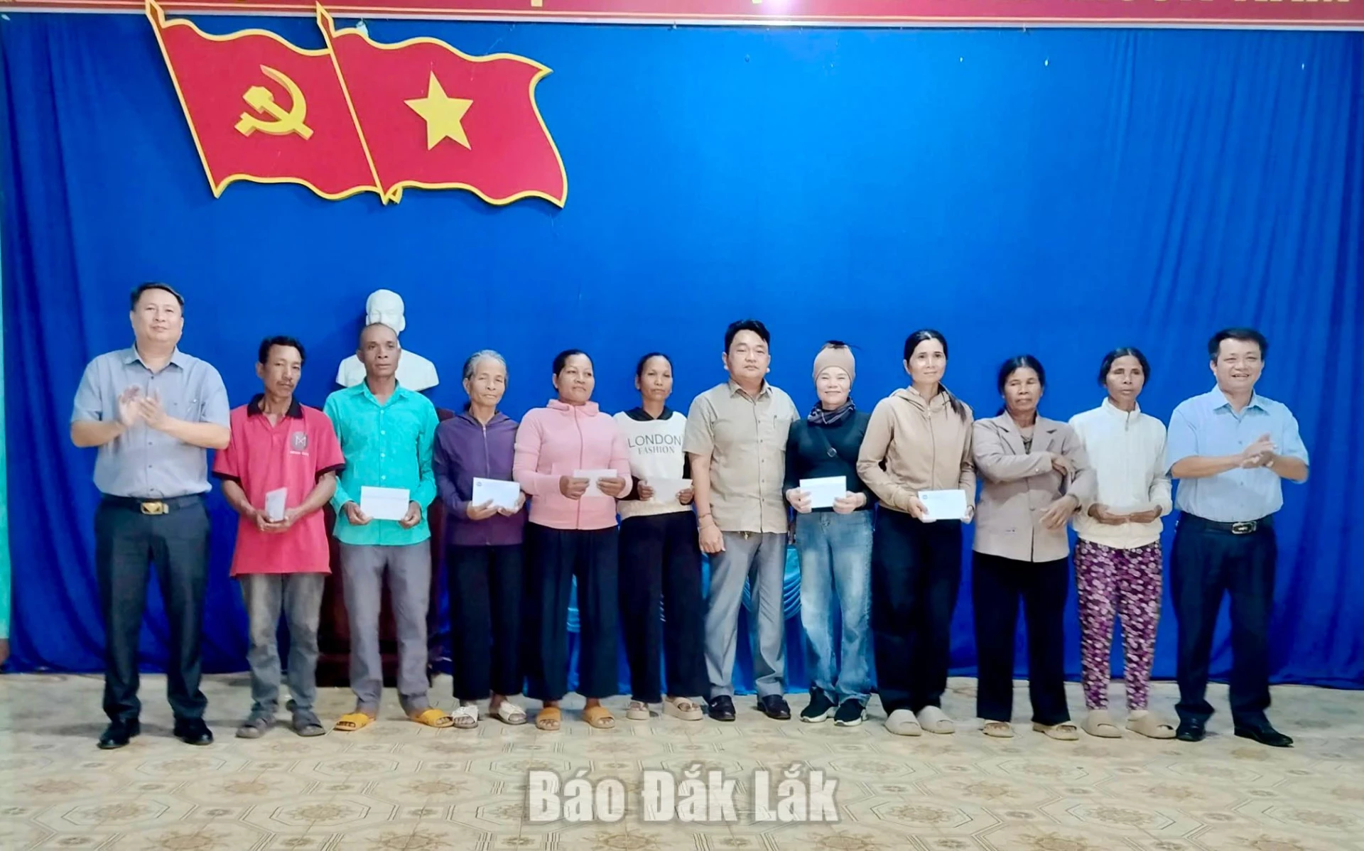 Đại diện Liên hiệp các tổ chức hữu nghị tỉnh và UBND xã Dur Kmăl trao kinh phí hỗ trợ người dân bị ảnh hưởng bởi thiên tai.