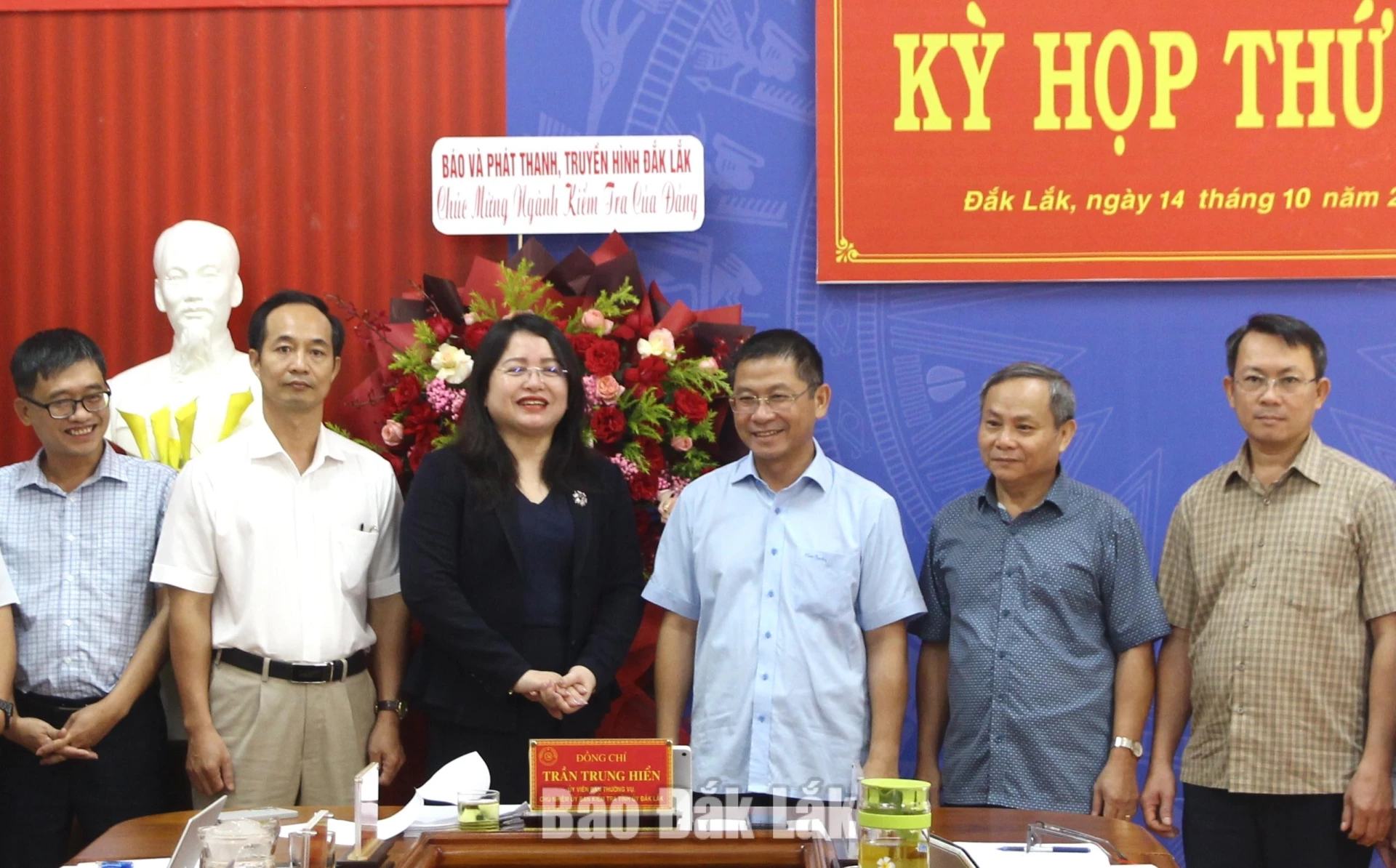 Đồng chí Trần Trung Hiển, Ủy viên Ban Thường vụ Tỉnh ủy, Chủ nhiệm UBKT Tỉnh ủy cảm ỏn tình cảm của Báo và Phát thanh, Truyền hình Đắk Lắk. 