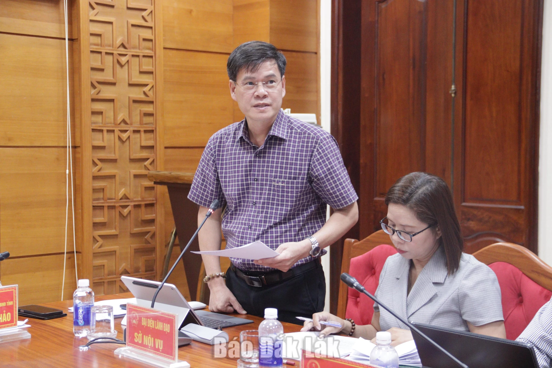 Lãnh đạo Sở Nội vụ nêu ý kiến tại cuộc họp.