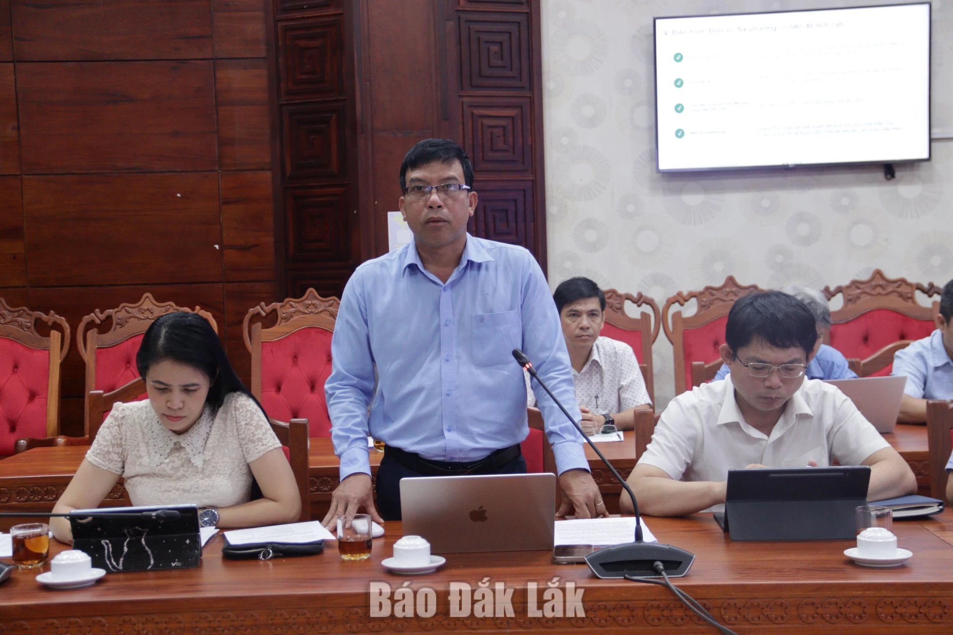 Ông Y Hương Niê, Phó Giám đốc Sở khoa học và Công nghệ phát biểu tại cuộc họp.