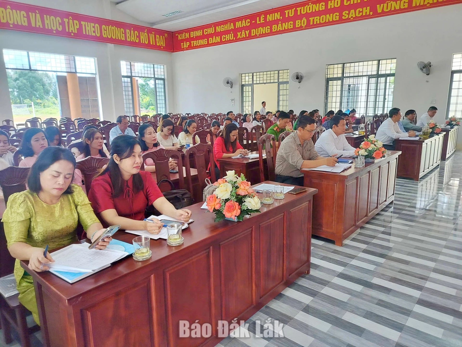 Các địa biểu dự hội nghị.