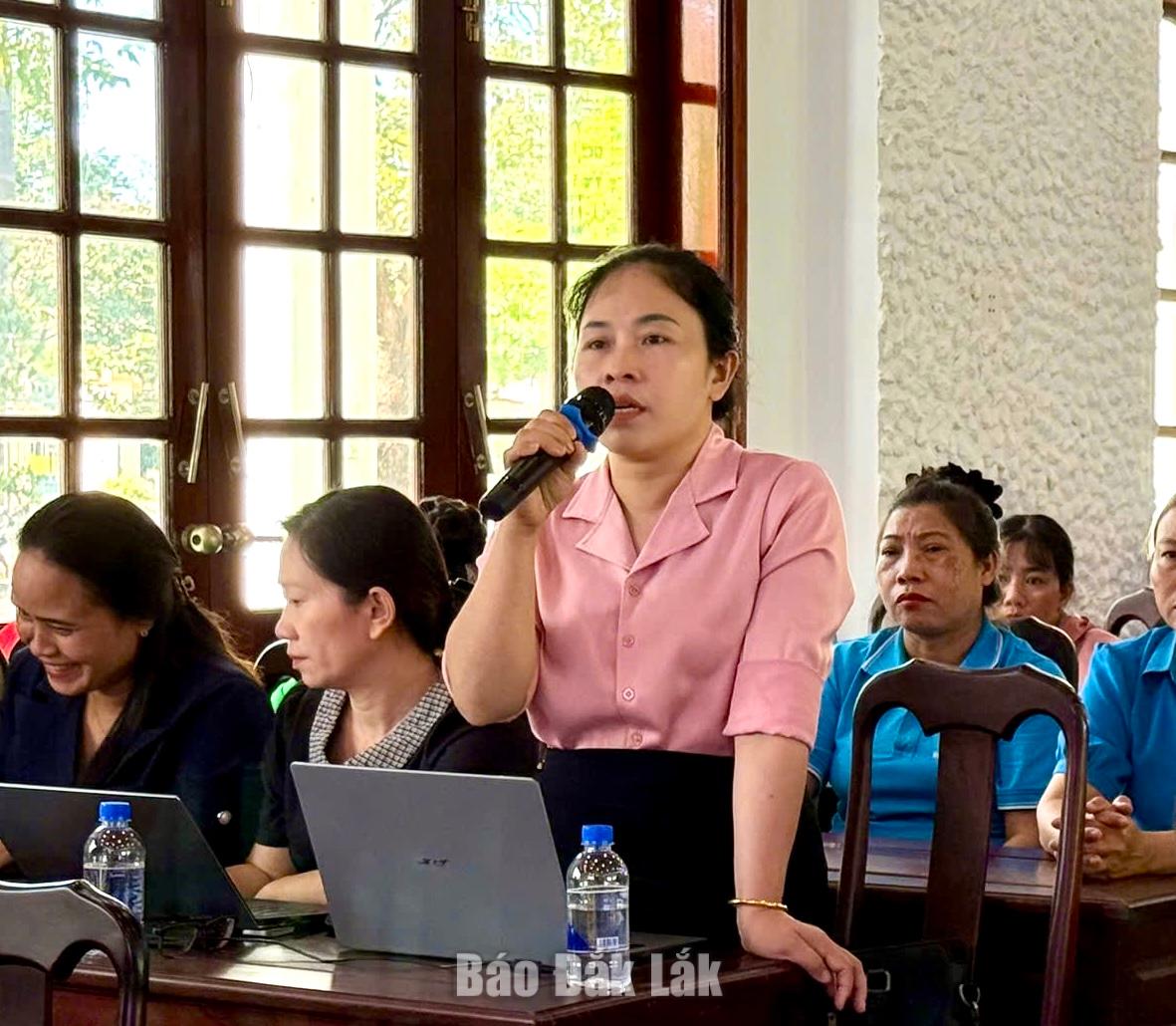 cán bộ phụ nữ cơ sở nêu ý kiến tại hội nghị.