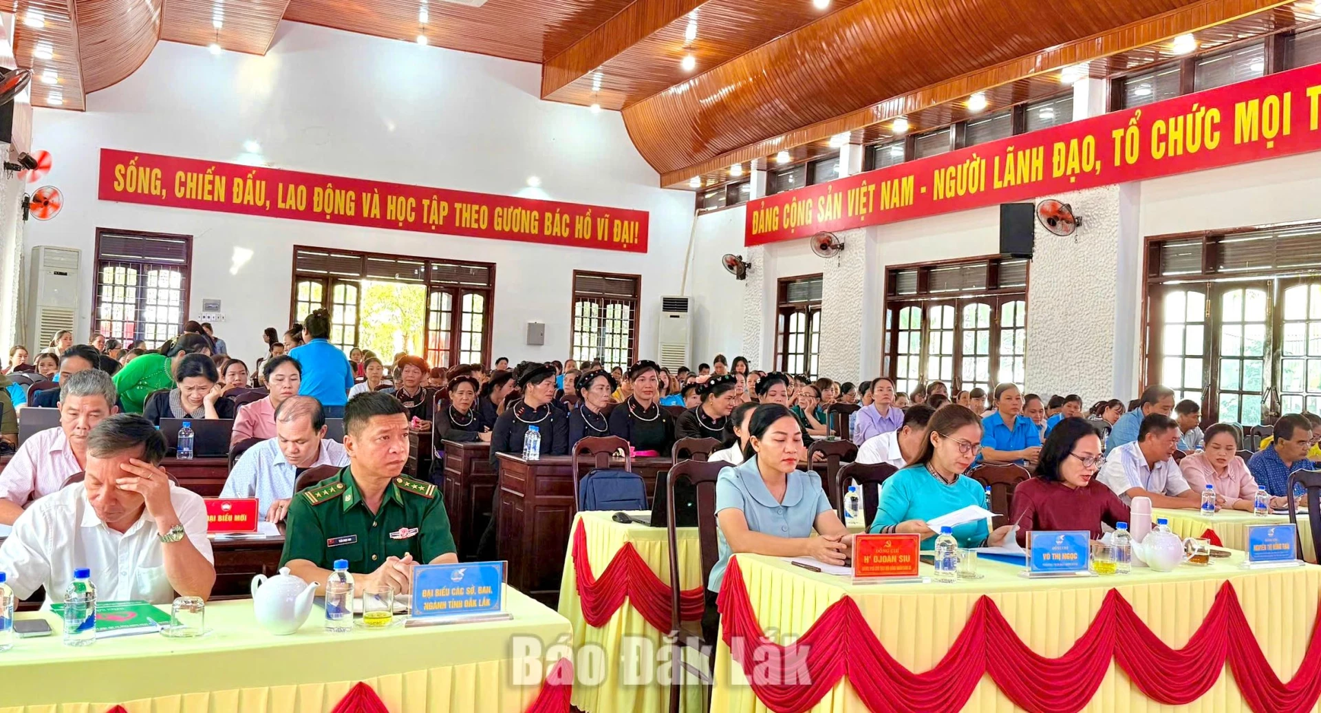 Các đại biểu tham dự hội nghị.