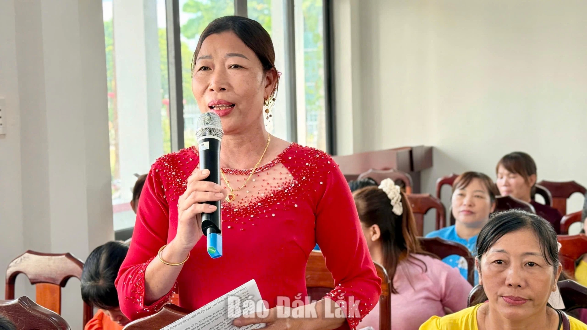 Hội viên phụ nữ cơ sở đóng góp ý kiến tại hội thảo.