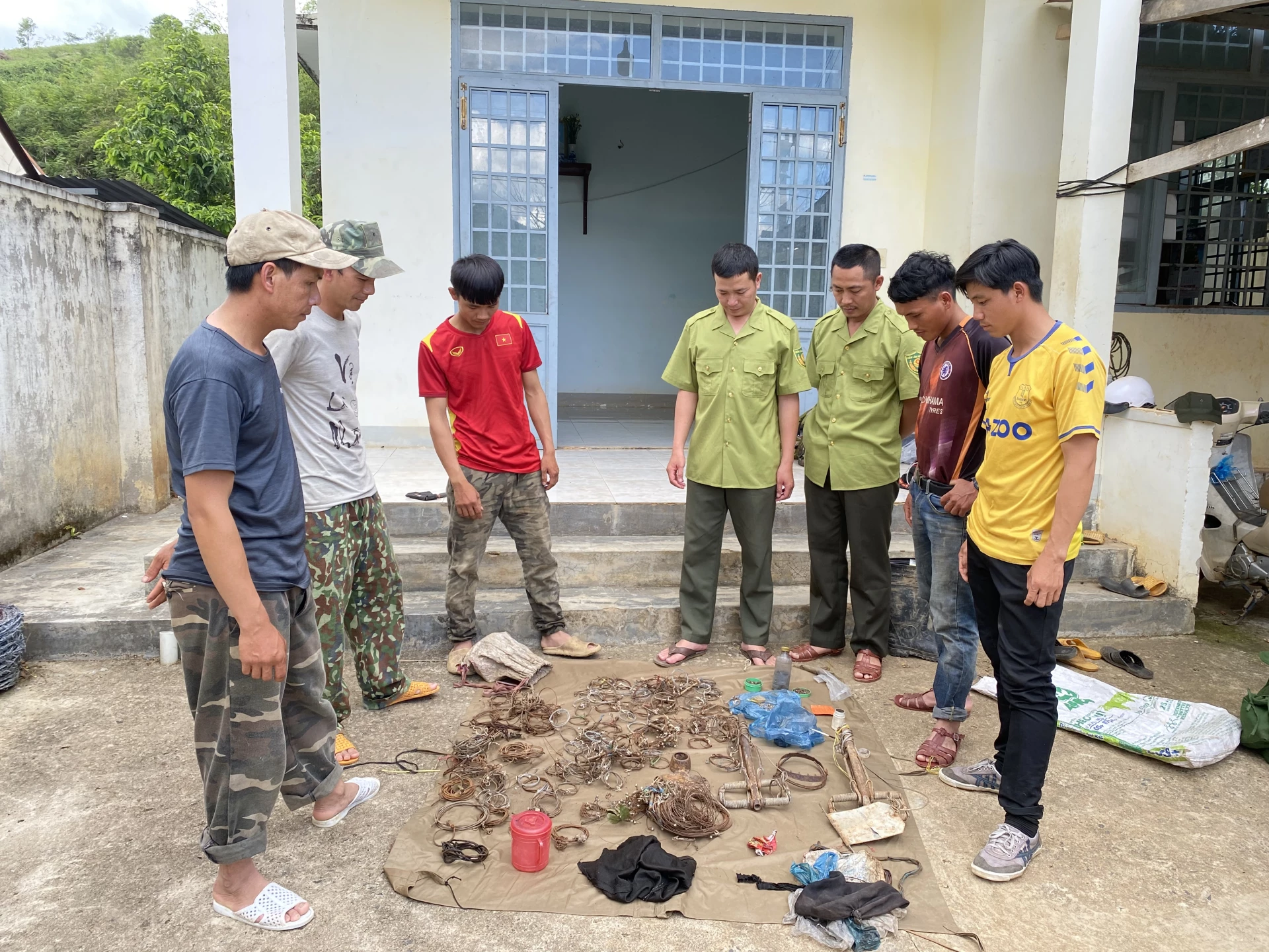 Bẫy thú trái phép thu giữ được trong những chuyến tuần tra của lực lượng kiểm lâm VQY Chư Yang Sin