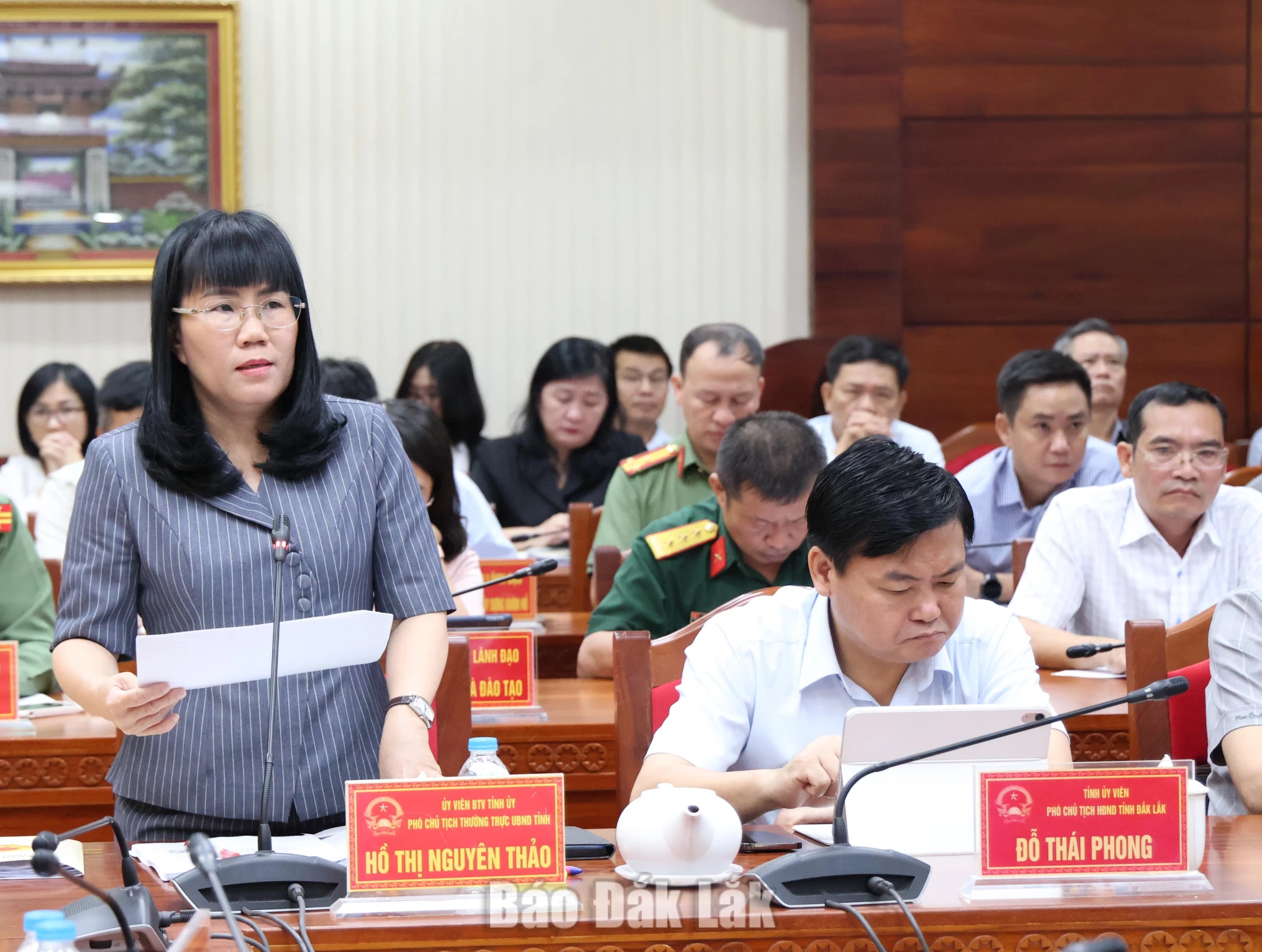 Phó Chủ tịch Thường trực UBND tỉnh Hồ Thị Nguyên Thảo điều hành nội dung thảo luận.