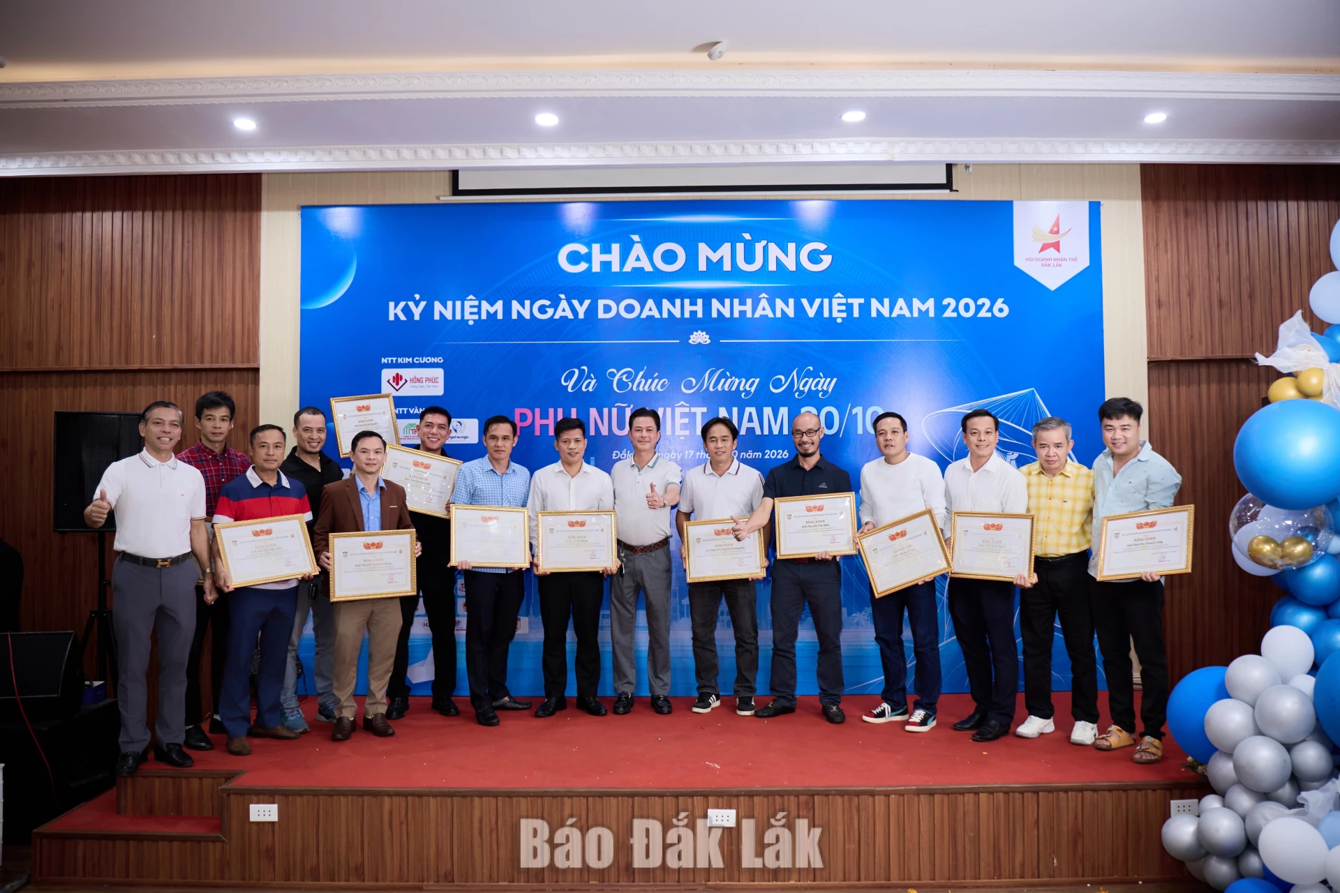 Các thành viên Câu lạc bộ Bóng đá Doanh nhân trẻ Tây Đắk Lắk nhận Bằng khen của Câu lạc bộ Bóng đá Doanh nhân trẻ Việt Nam.