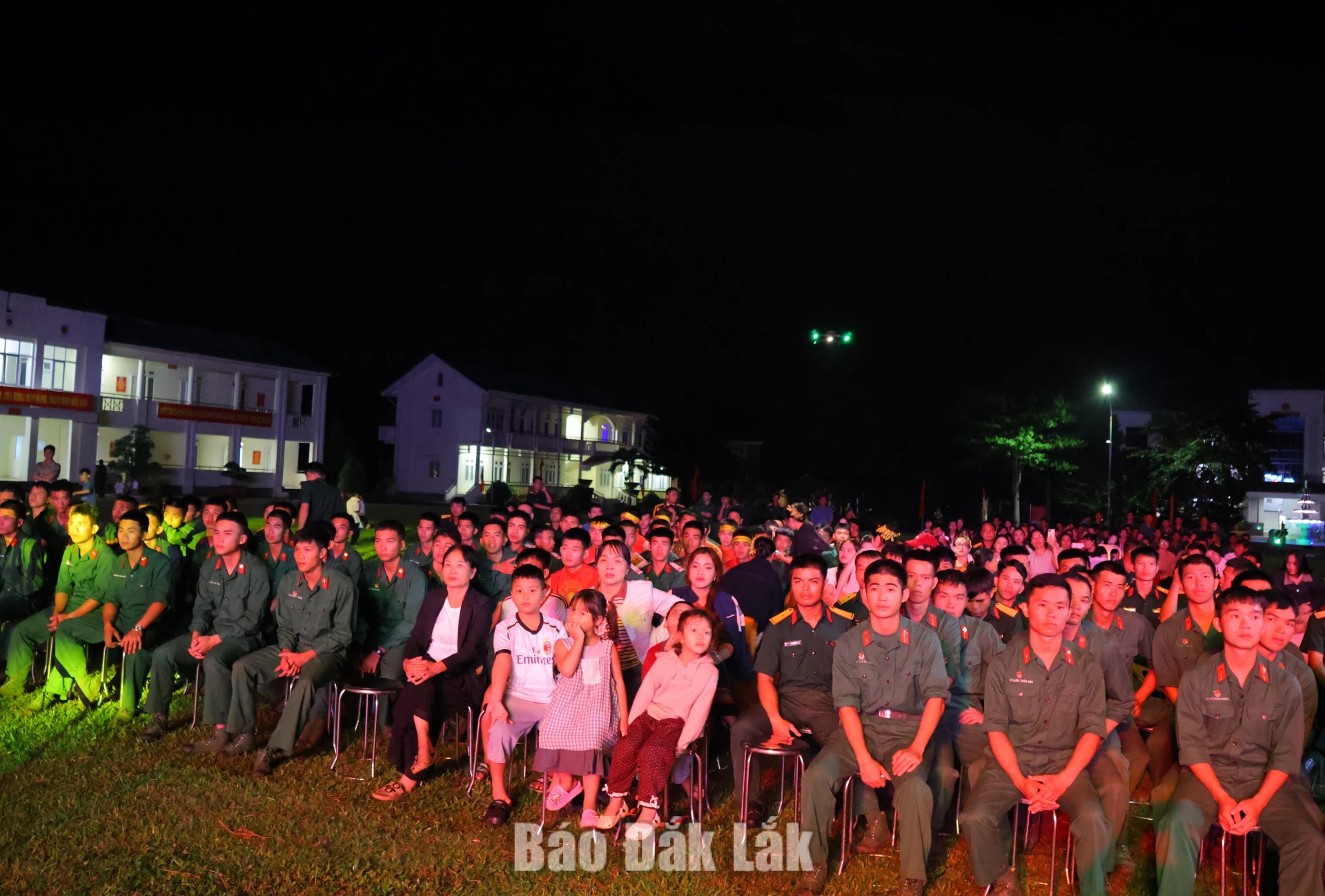 Cán bộ, chiến sĩ Lữ đoàn và nhân dân theo dõi liên hoan.