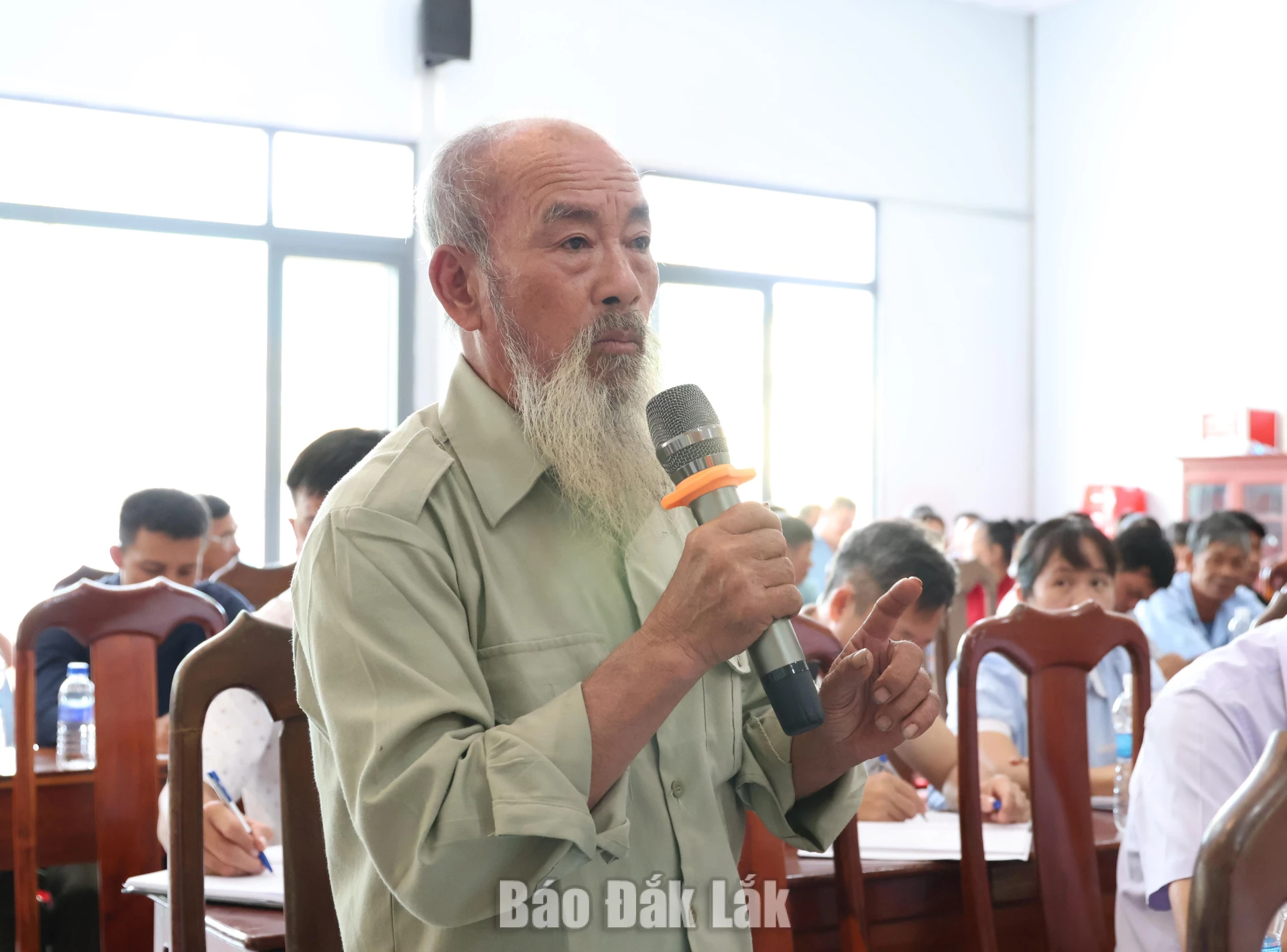 Cử tri phản ánh kiến nghị với Đoàn đại biểu Quốc hội tỉnh.