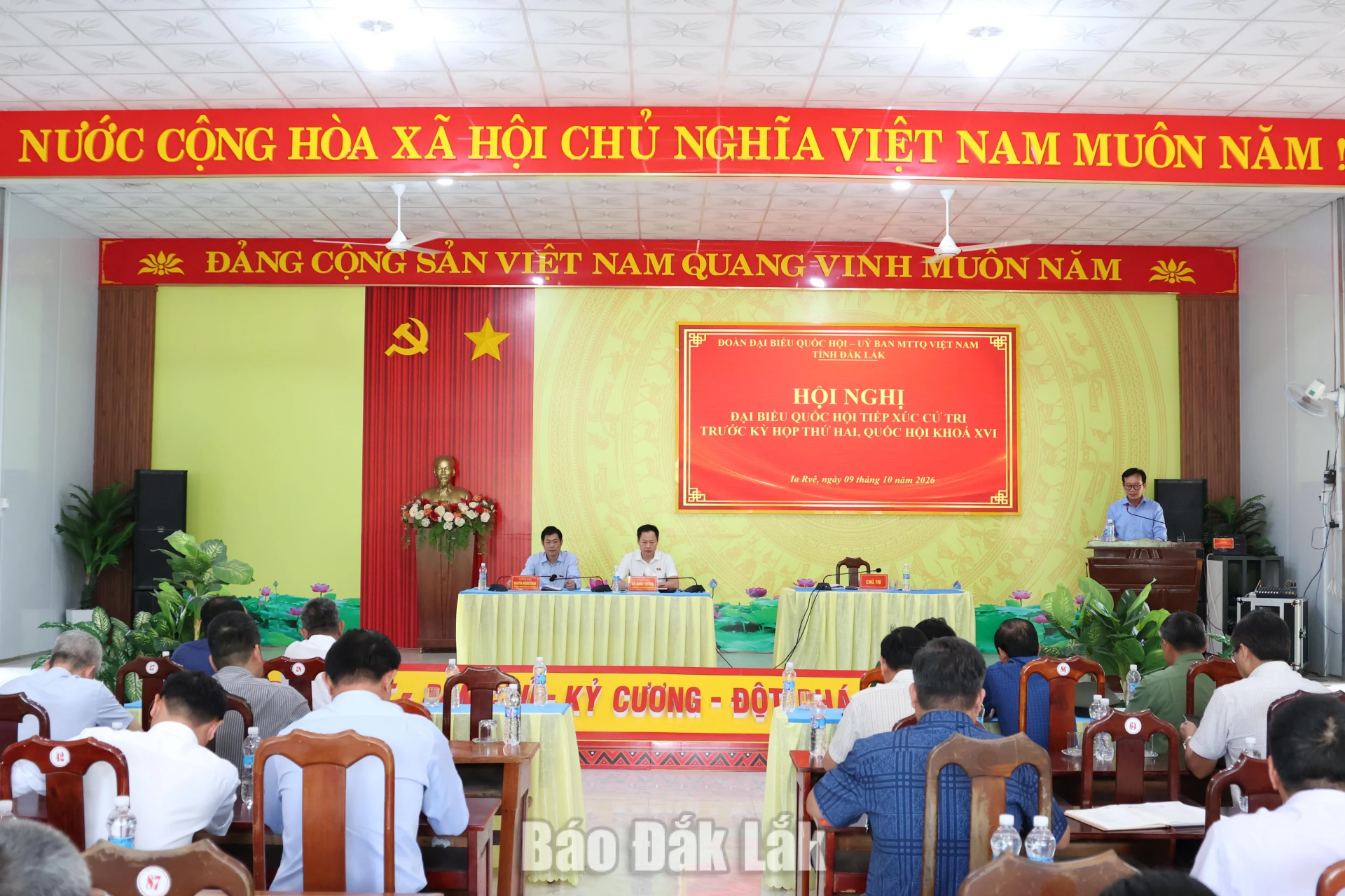 Quang cảnh hội nghị tiếp xúc cử tri tại xã Ia Rvê.