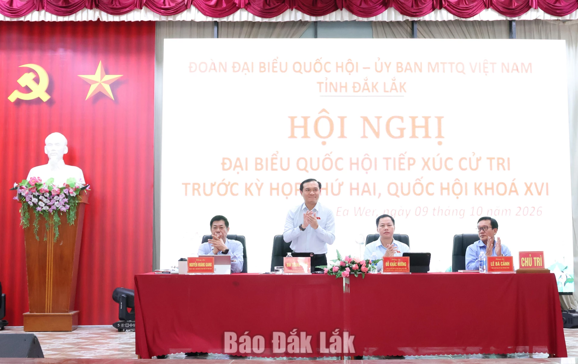 Các đại biểu Quốc hội dự hội nghị tiếp xúc cử tri.