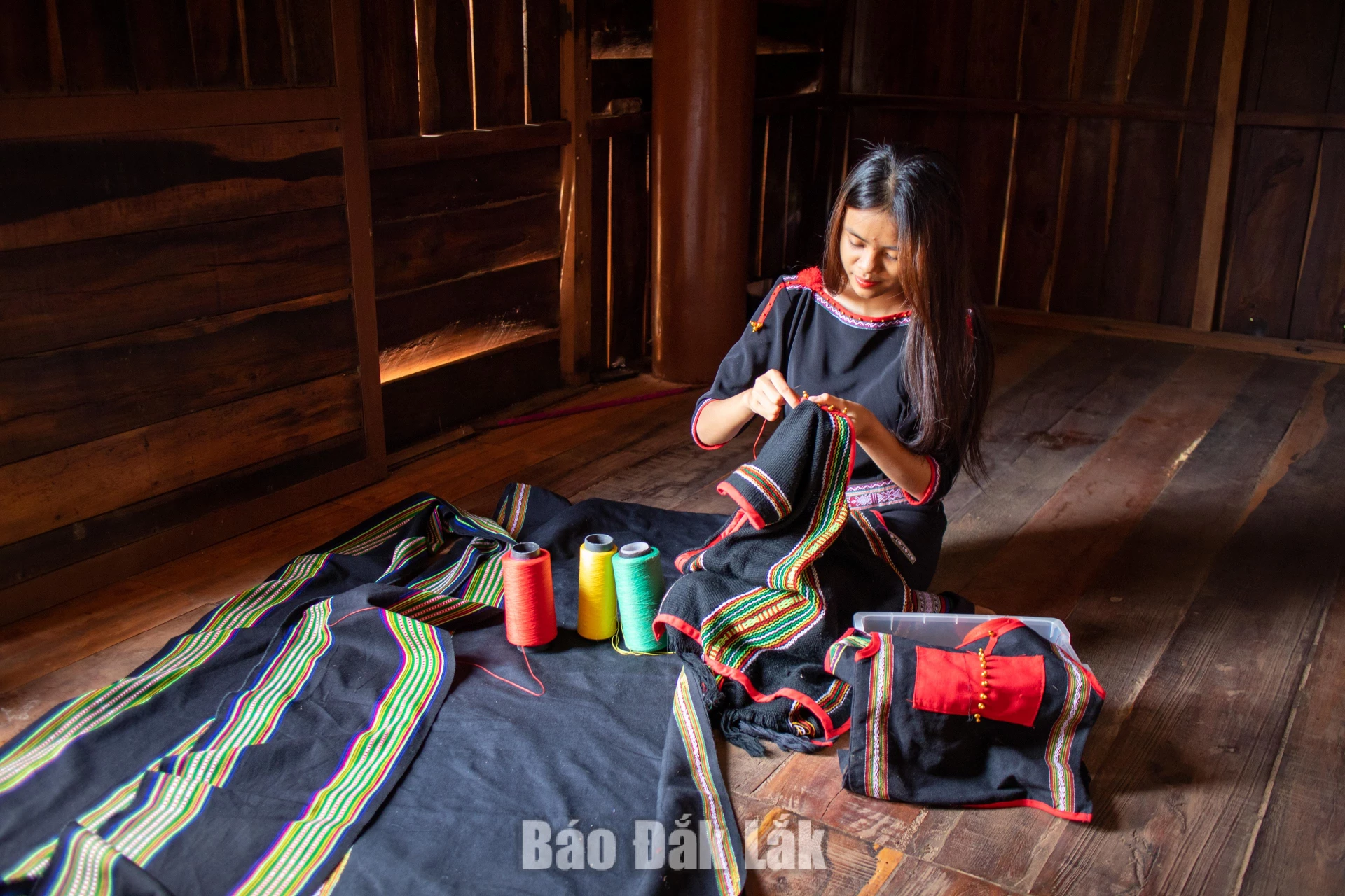 Dệt và thêu trang phục truyền thống. Ảnh: Nguyễn Gia