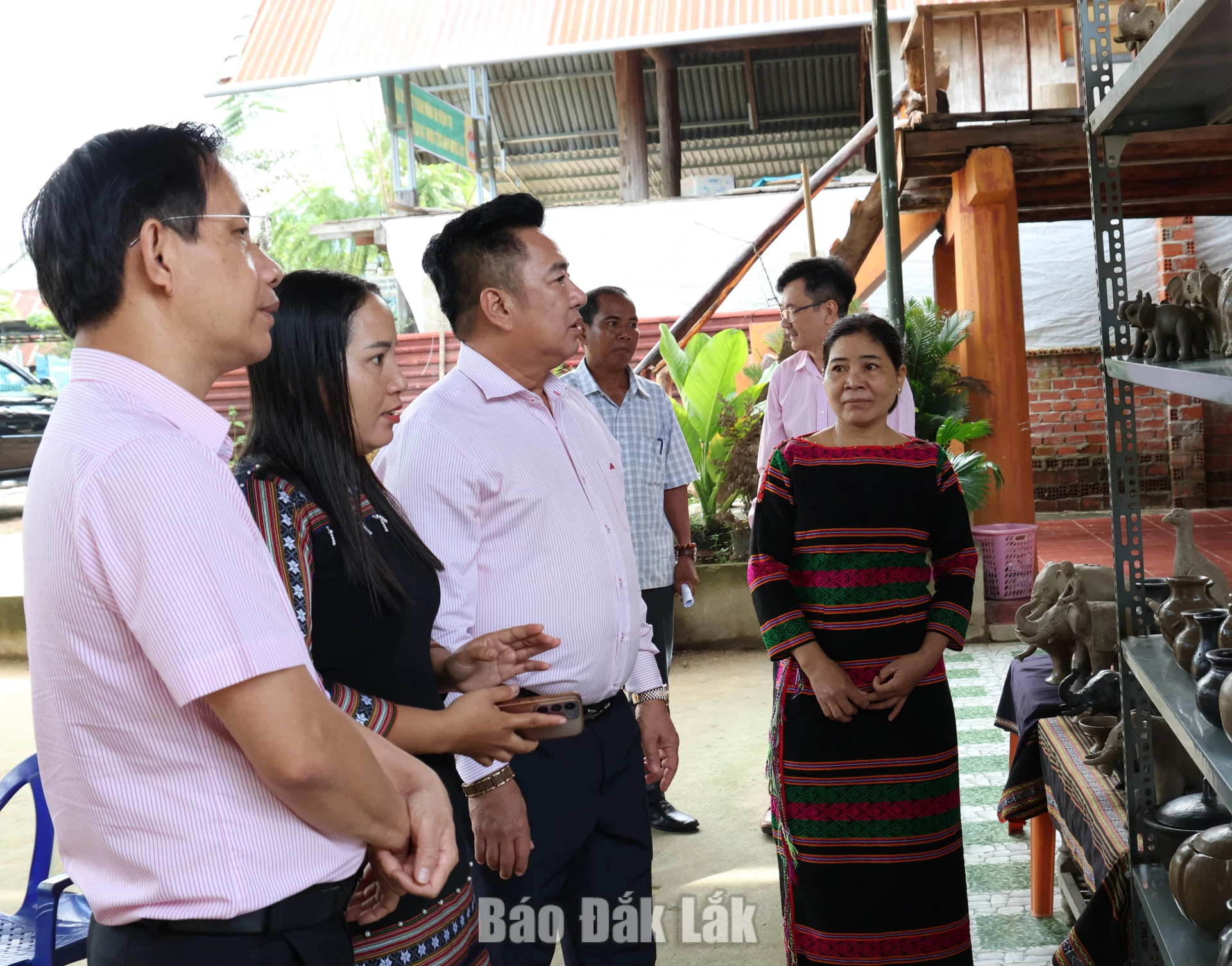 Đoàn công tác kiểm tra thực tế sử dụng vốn của hộ vay.