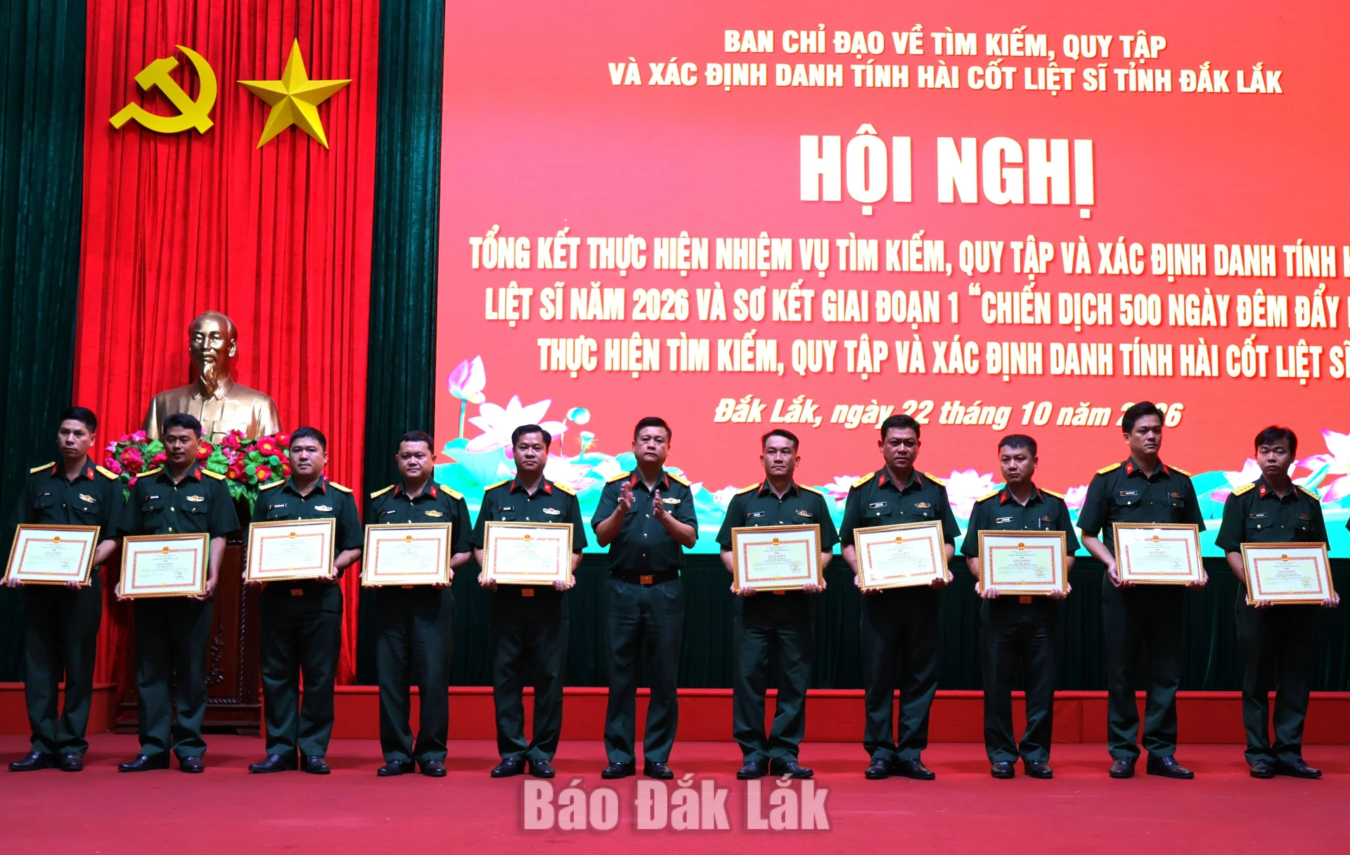 Đại tá Võ Văn Tuấn, Chính ủy Bộ Chỉ huy Quân sự tỉnh trao giấy khen cho các tập thể, cá nhân.