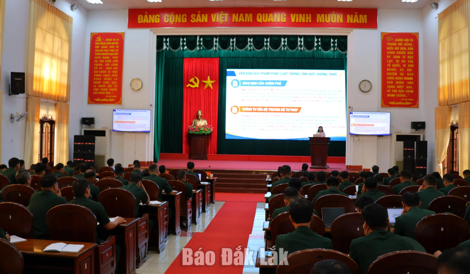 Học viên theo dõi nội dung Một số quy định pháp luật liên quan đến công tác chứng thực.