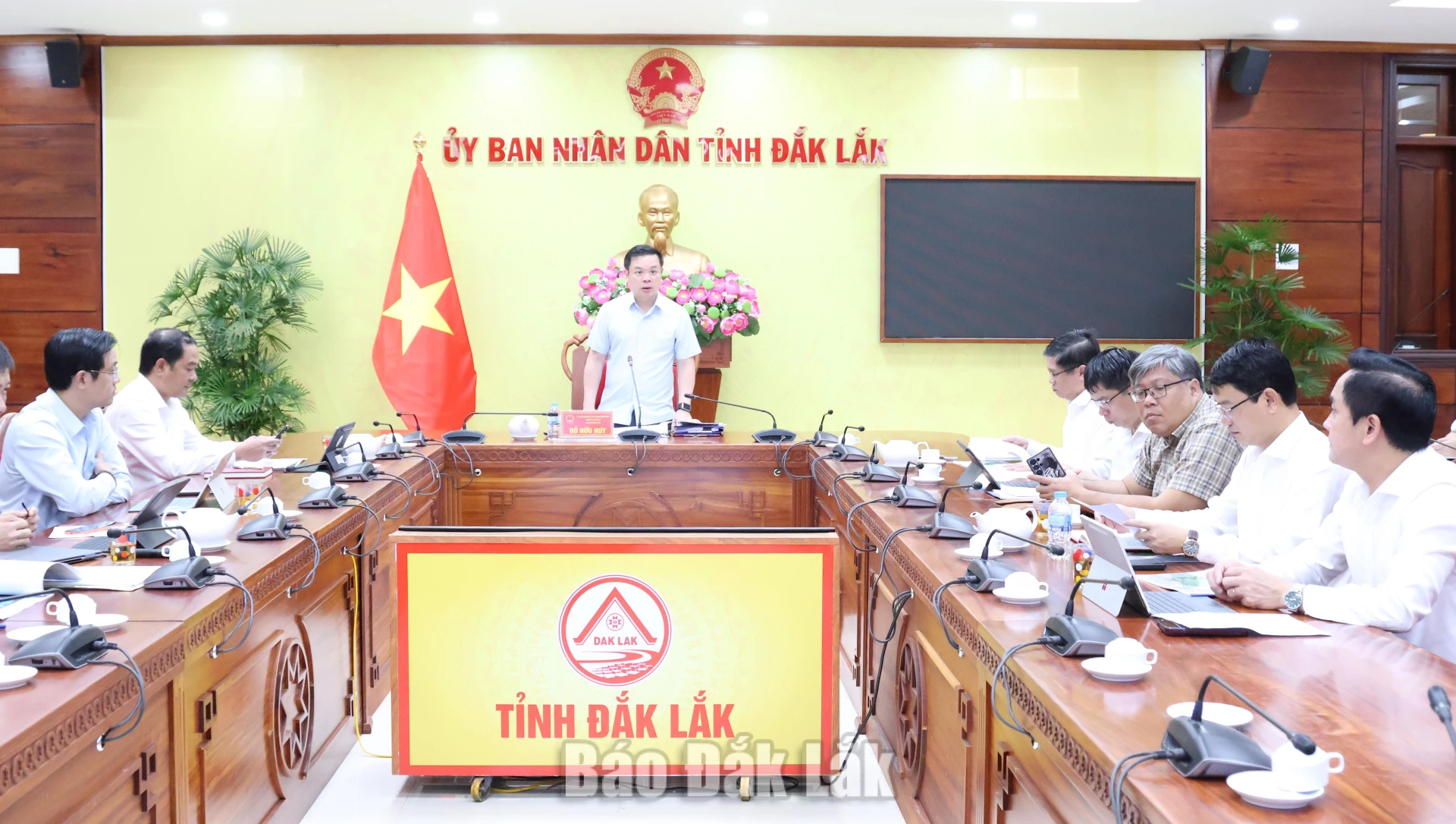 Chủ tịch UBND tỉnh Đắk Lắk Đỗ Hữu Huy chủ trì cuộc họp.