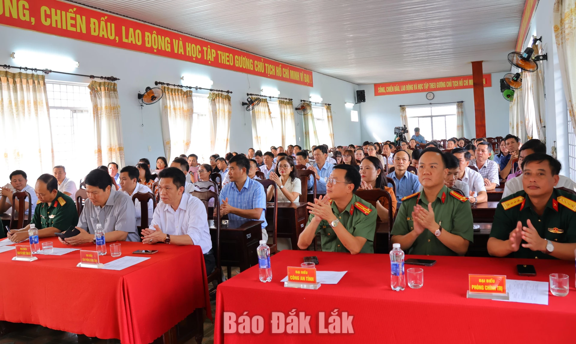Các đại biểu tham dự bế mạc lớp bồi dưỡng.