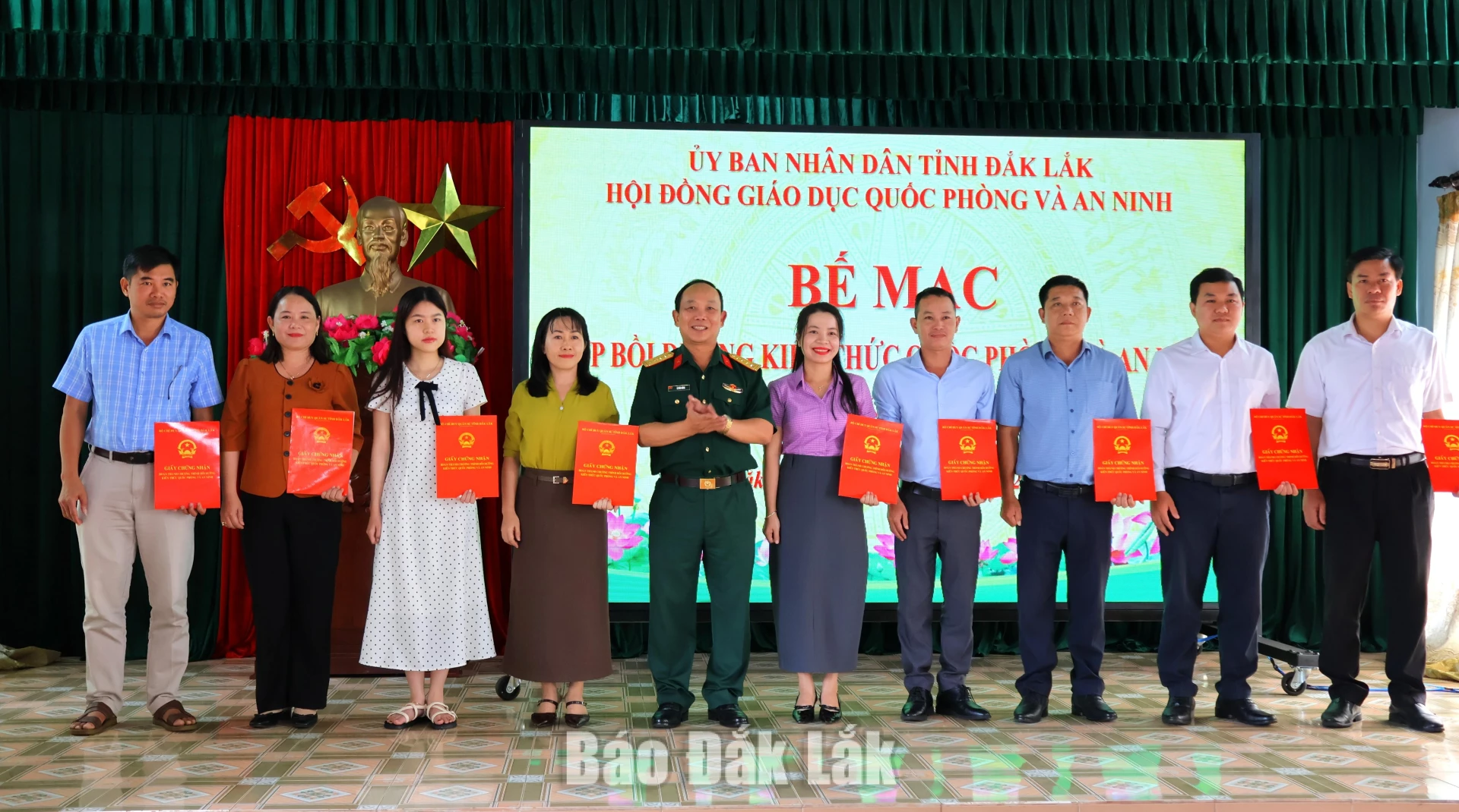 Đại tá Lê Văn Hùng trao chứng nhận cho các học viên hoàn thành tốt khóa bồi dưỡng.